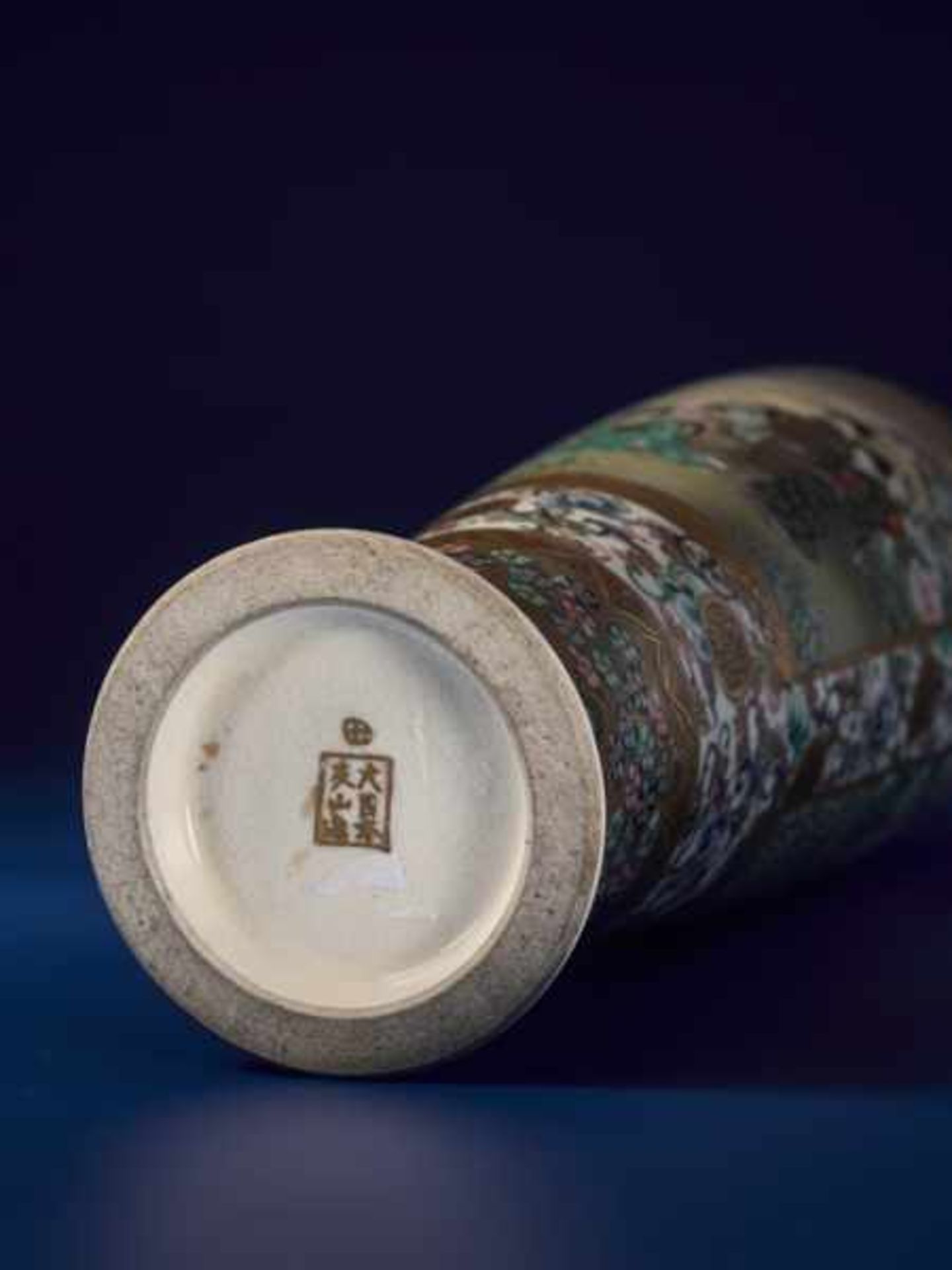 AN ELEGANT SATSUMA VASE BY YUZAN Glazed ceramic with paint and gold. Japan, Meiji periodAll - Image 6 of 6