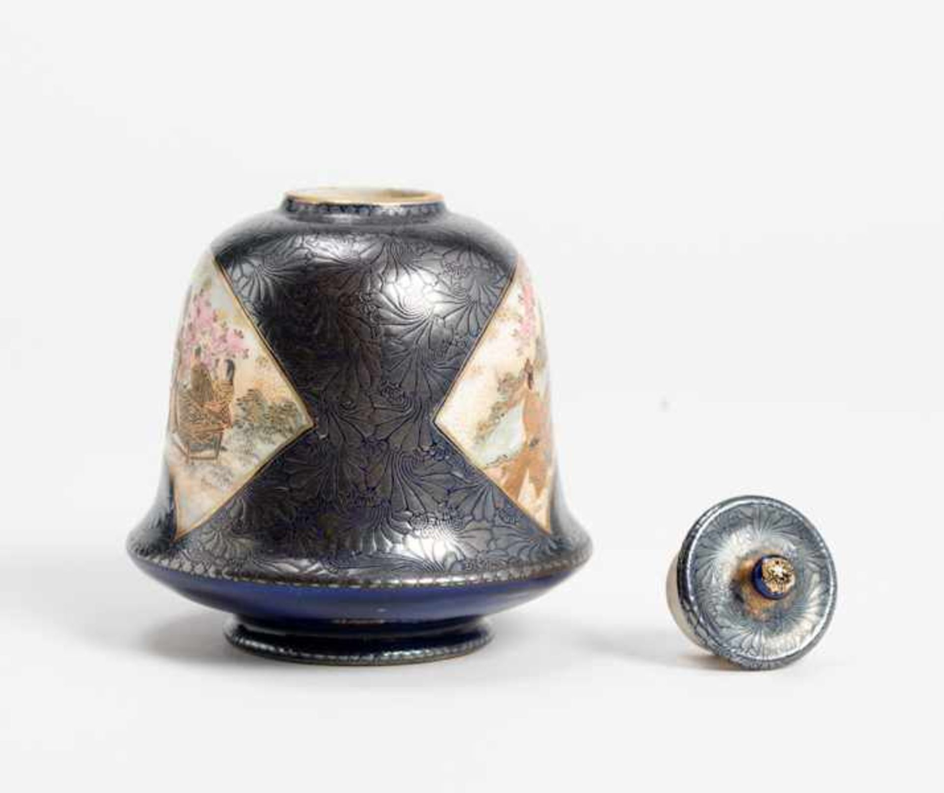 KINKOZAN: BELL-SHAPED LIDDED SATSUMA VESSEL Glazed ceramic with paint and gold. Japan, Meiji - Image 4 of 6