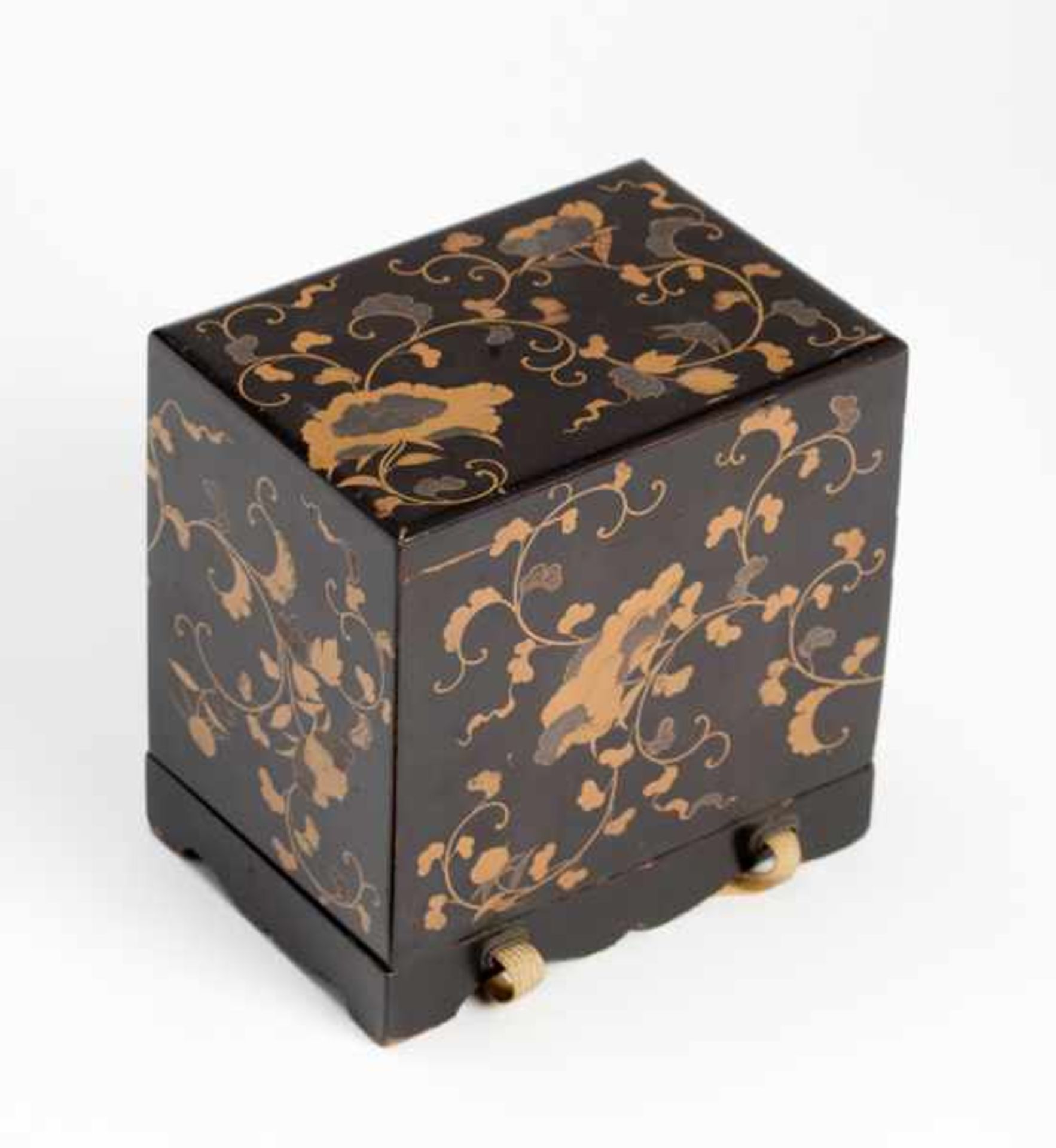 RARE SMALL BOX WITH UTAGARUTA PLAYING CARDS Lacquer, gold, silver and paint. Japan, 19th century - Image 5 of 7