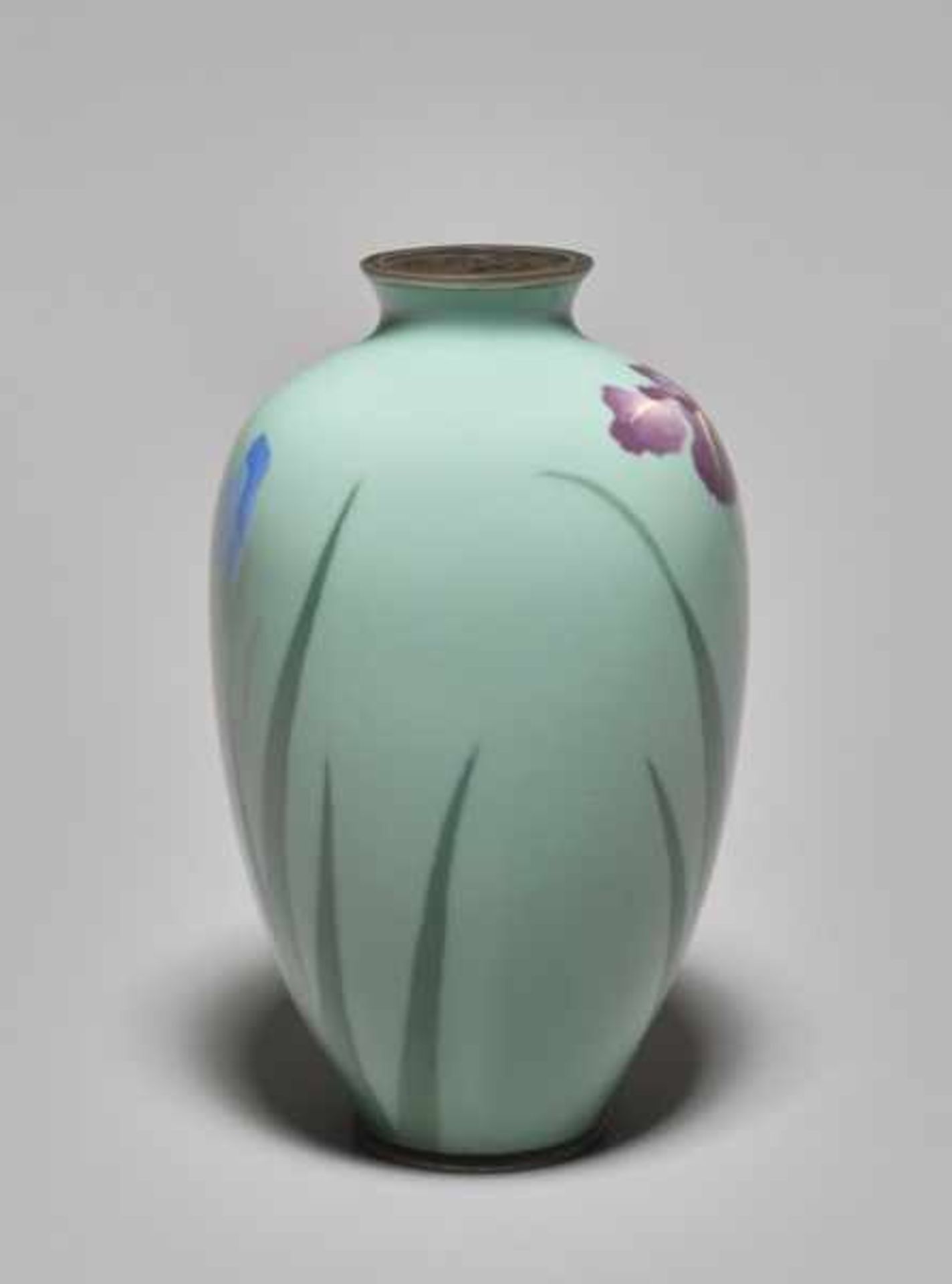 A CLOISONNÉ VASE WITH IRIS BLOSSOMS IN THE STYLE OF NAMIKAWA SOSUKE Colored enamel cloisonné on - Image 4 of 6
