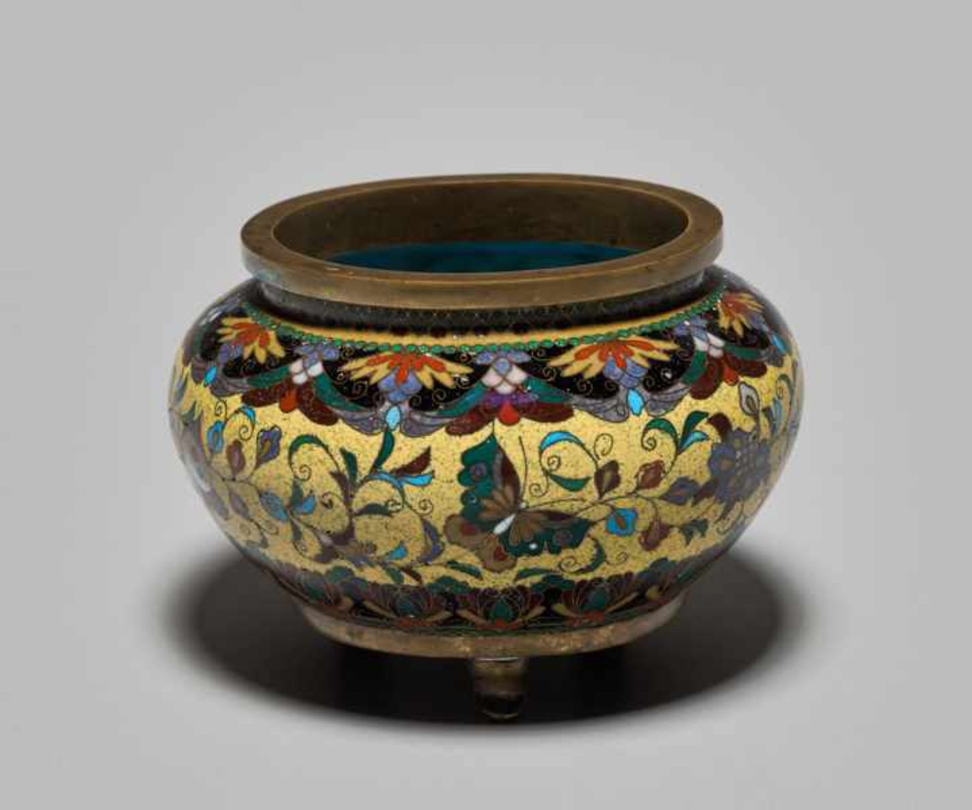 A CLOISONNÉ KORO WITH BLOSSOMS AND BUTTERFLIES IN THE STYLE OF NAMIKAWA YASUYUKI Colored enamel - Image 5 of 8