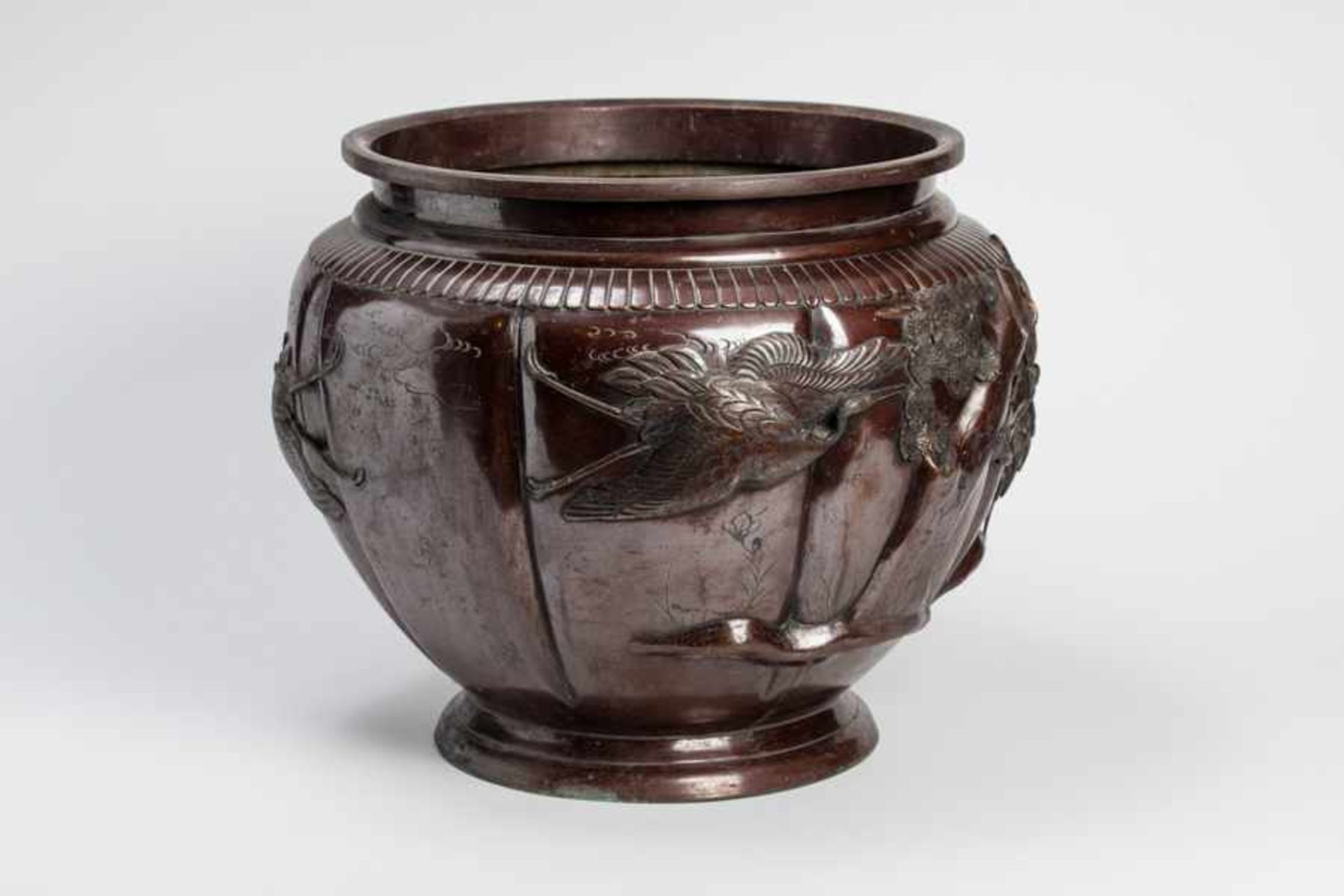 A LARGE BRONZE CACHEPOT WITH CRANES Bronze. Japan, Meiji periodOf globular form, in a reddishbrown - Image 3 of 5