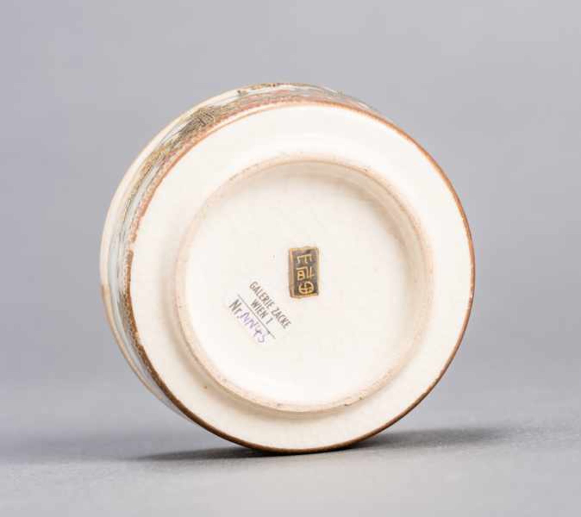 KYOKUZAN: LIDDED SATSUMA JAR WITH KANNON Glazed ceramic with paint and gold. Japan, Meiji periodOn - Image 5 of 5