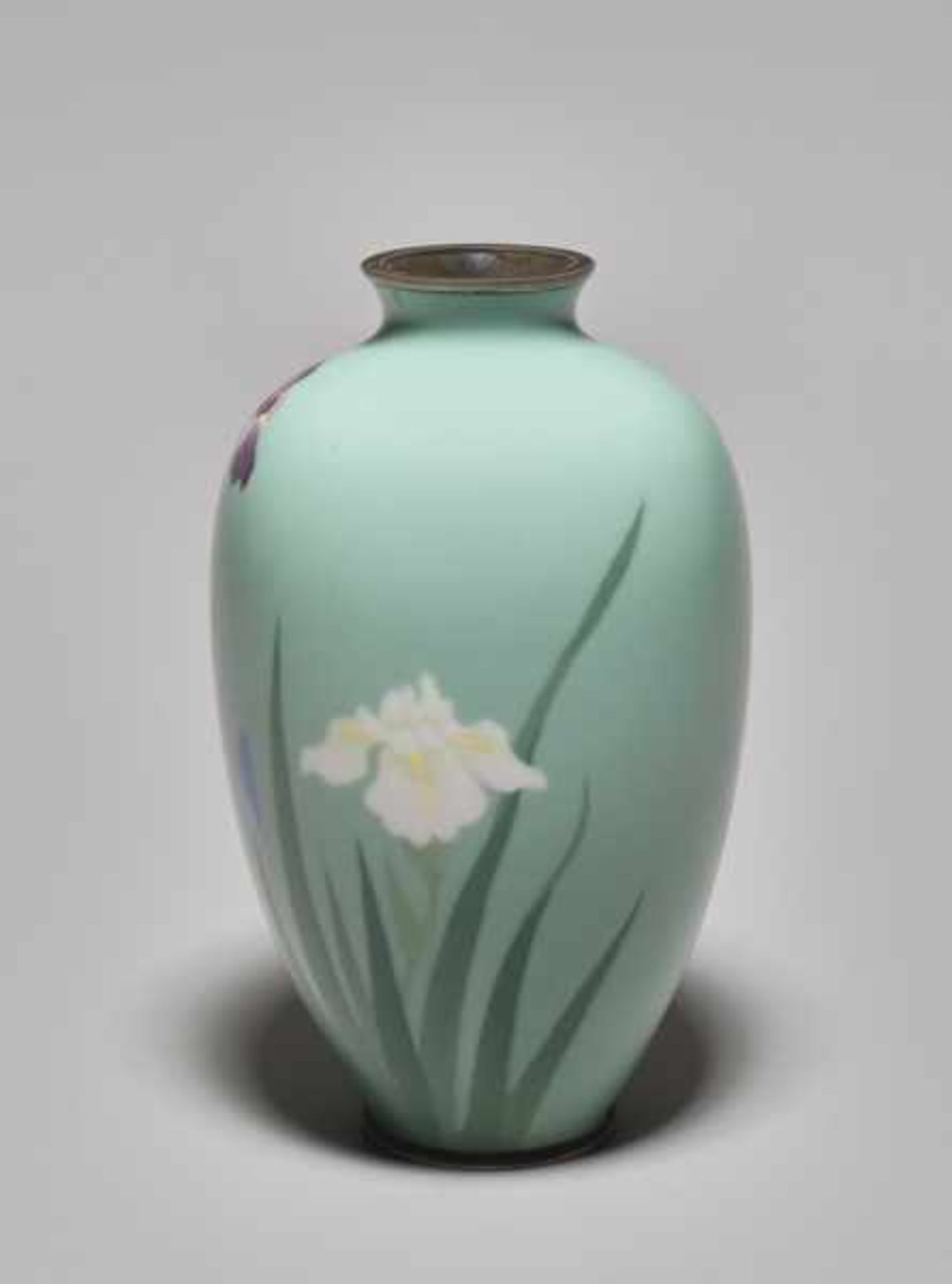 A CLOISONNÉ VASE WITH IRIS BLOSSOMS IN THE STYLE OF NAMIKAWA SOSUKE Colored enamel cloisonné on - Image 2 of 6