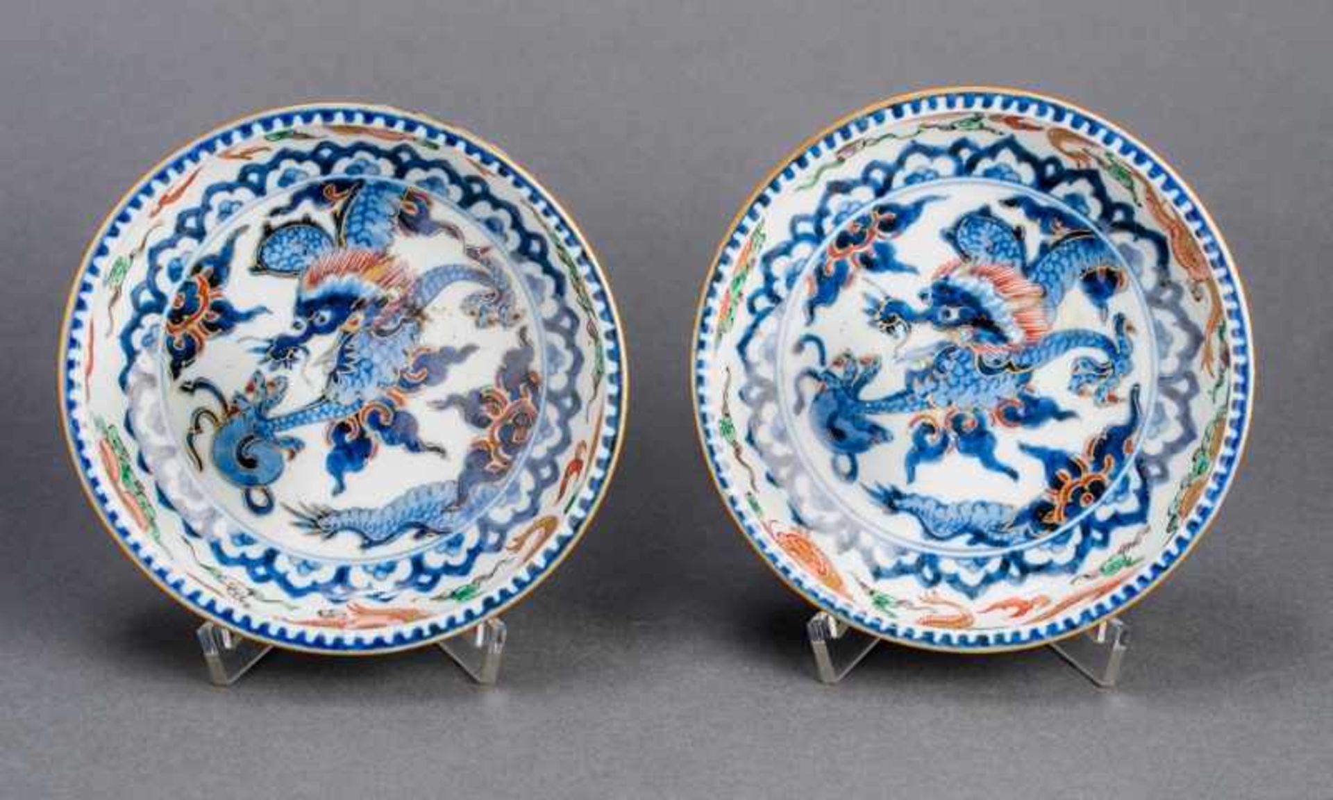 A PAIR OF MING-STYLE DRAGON BOWLS Porcelain. Japan, around 1900Both decorated in a soft underglaze