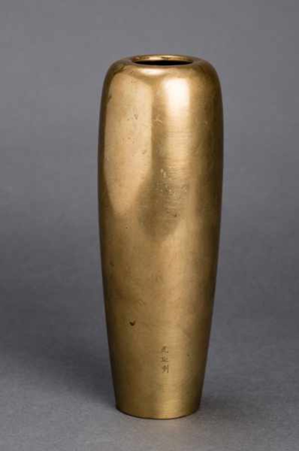 KURODA: BRONZE VASE WITH ROOSTER Gold-yellow bronze. Japan, 19th century to Meiji periodTall, - Image 3 of 5