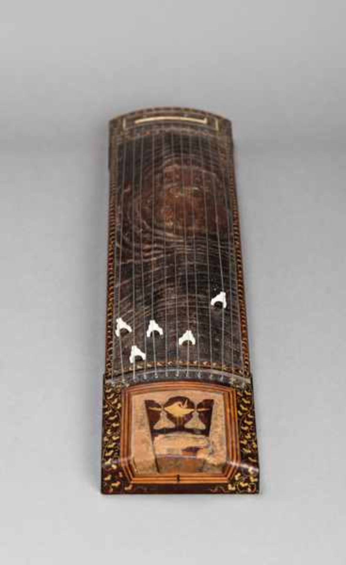 A FINE LACQUERED KOTO Wood, lacquer and bone. Japan, 19th centuryA traditional thirteen-string - Image 5 of 7