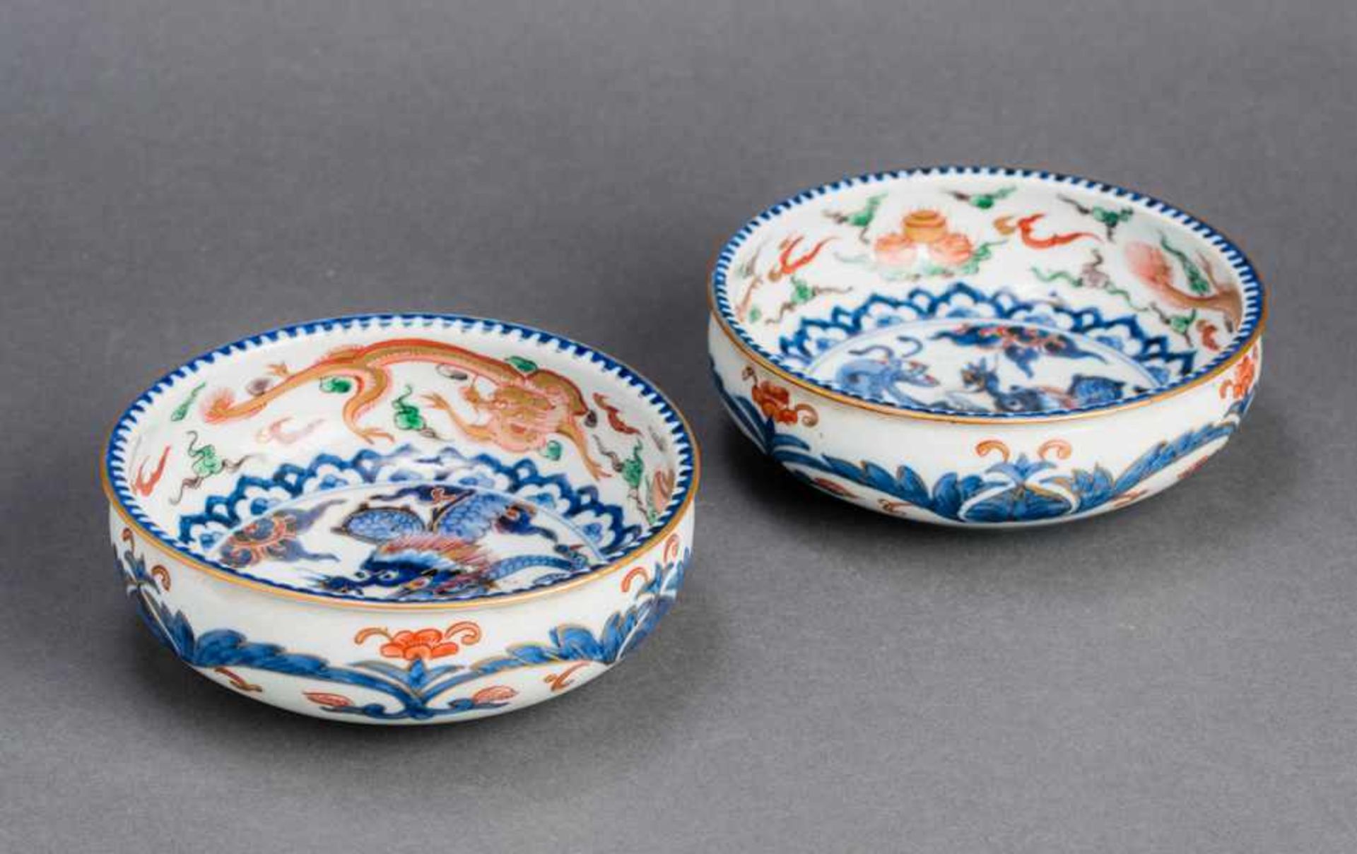 A PAIR OF MING-STYLE DRAGON BOWLS Porcelain. Japan, around 1900Both decorated in a soft underglaze - Image 2 of 4