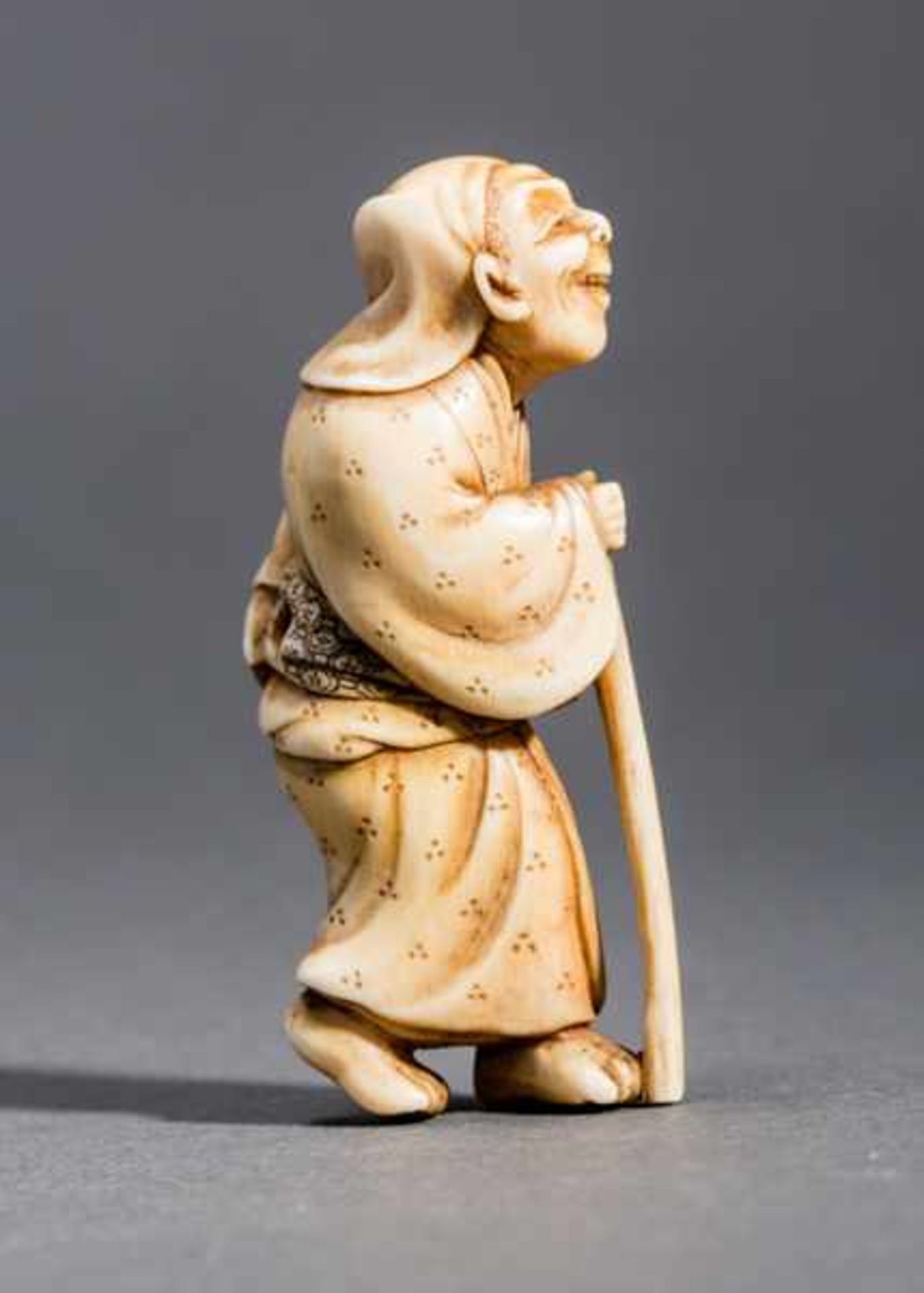 OLD MAN WITH WALKING STICK Ivory. Japan, 19th centuryMeticulously carved piece. An old and - Image 4 of 6