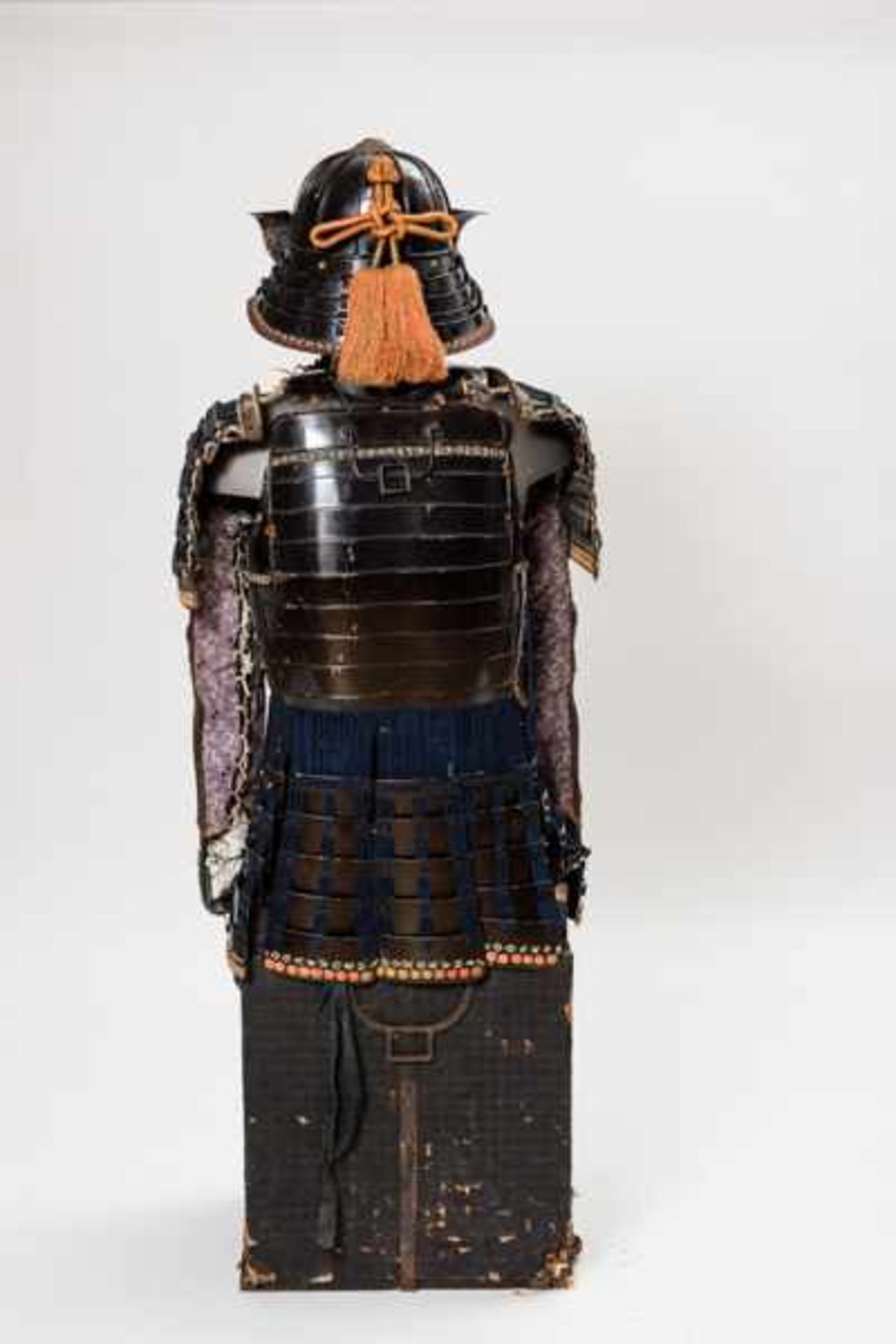 A SAMURAI ARMOUR WITH HELMET Iron, leather, alloys, fabric and diverse materials. Japan, Edo - Image 5 of 6