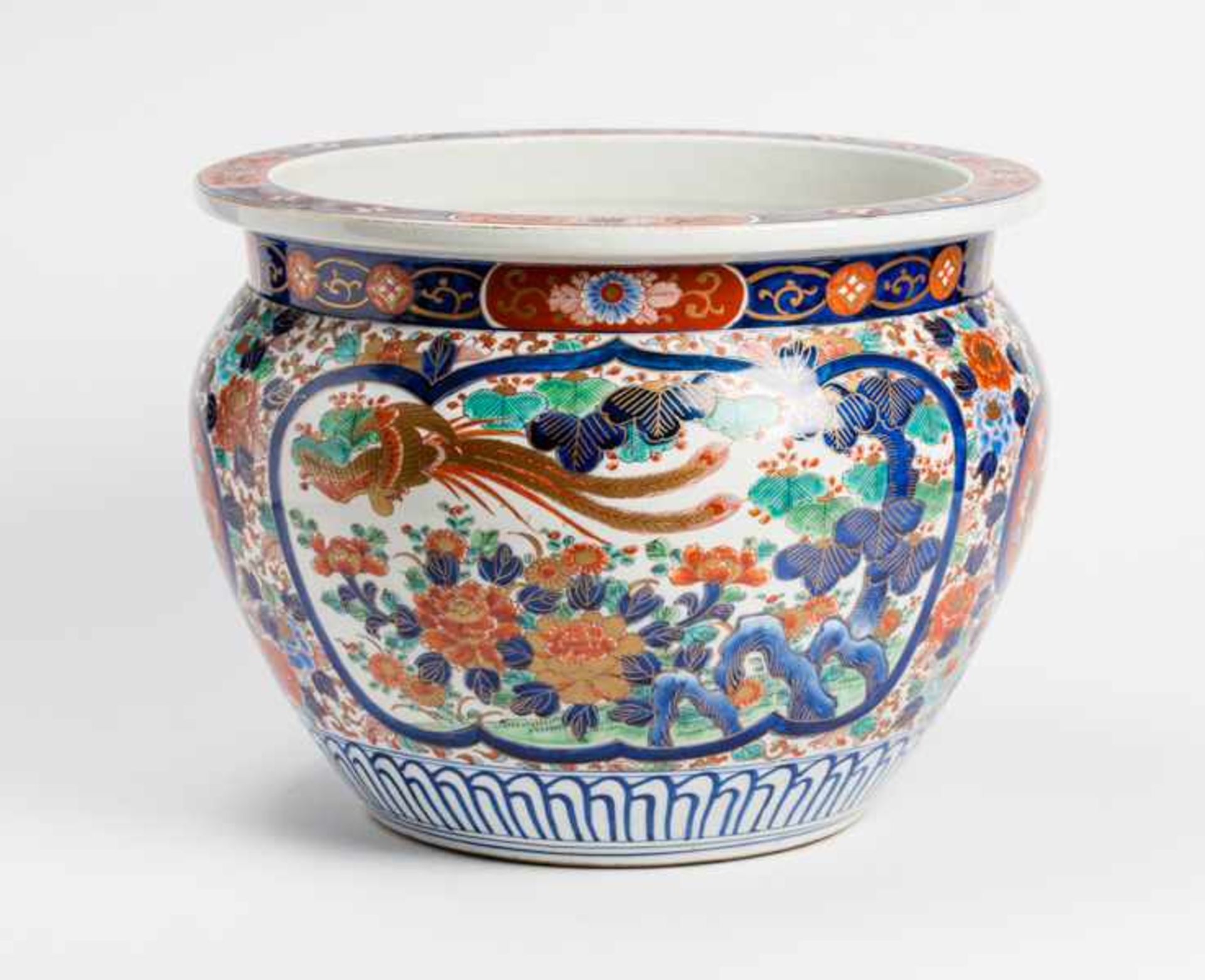 AN ELABORATELY ADORNED IMARI CACHEPOT Porcelain with enamel painting. Japan, Meiji period around - Image 3 of 5