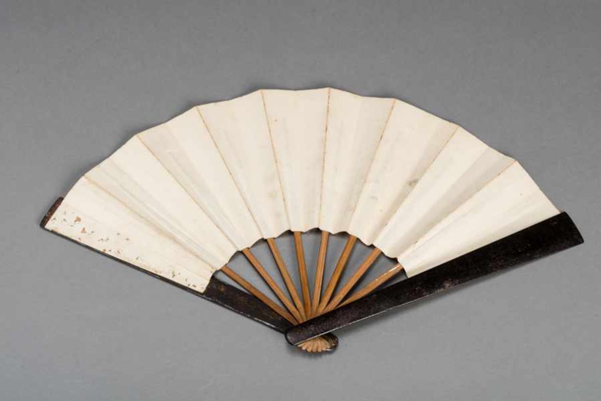 AN IRON WAR FAN (TESSEN) Iron, bamboo, paper and paint. Japan, Edo periodAn iron battle fan used - Image 2 of 4
