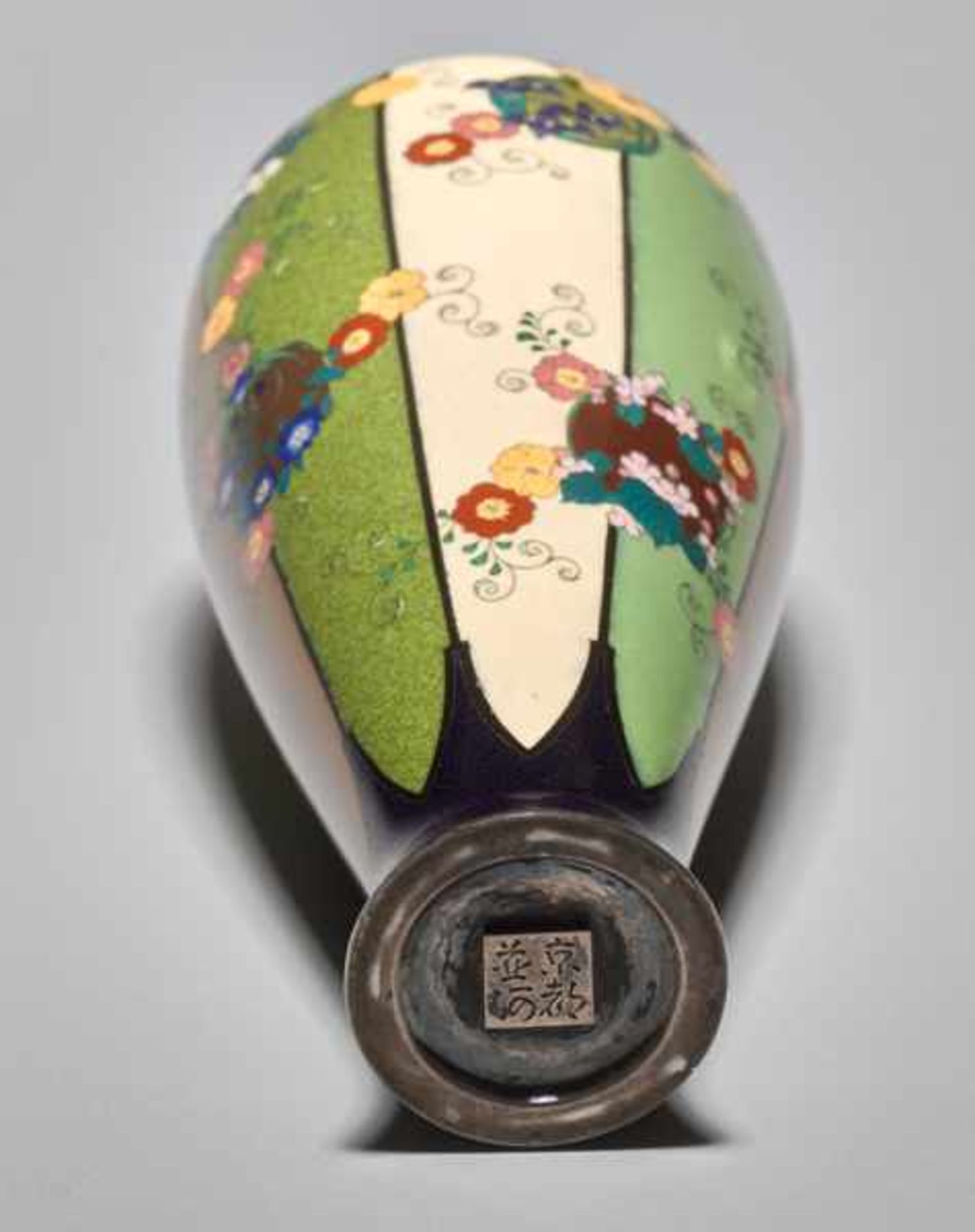 A CLOISONNÉ VASE BY NAMIKAWA YASUYUKI (1845-1927) Colored enamel cloisonné on silver. Japan, Meiji - Image 6 of 6