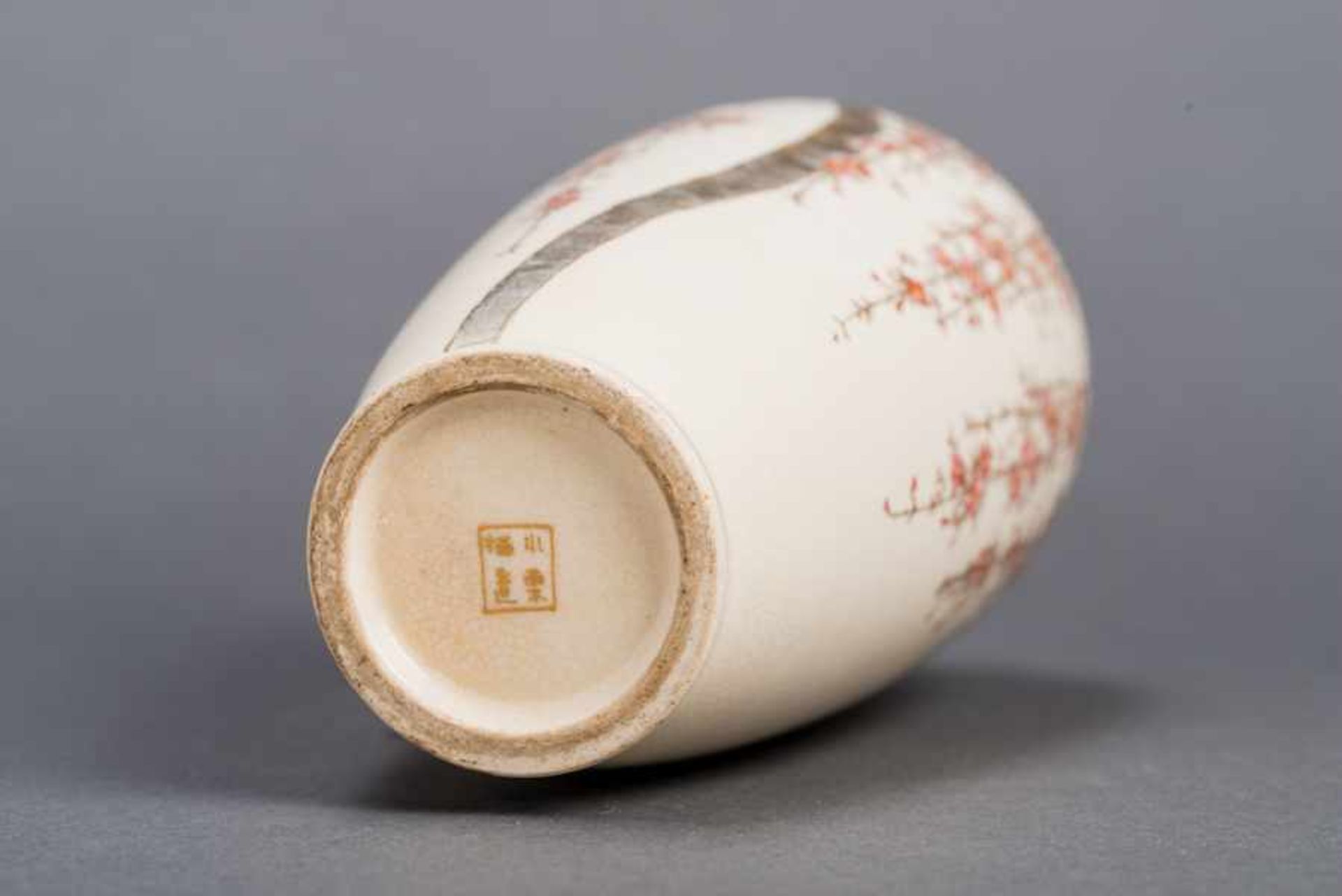 SENRITSU (?): SATSUMA VASE WITH BLOSSOMING FIELD Glazed ceramic with paint and gold. Japan, Meiji - Image 4 of 5