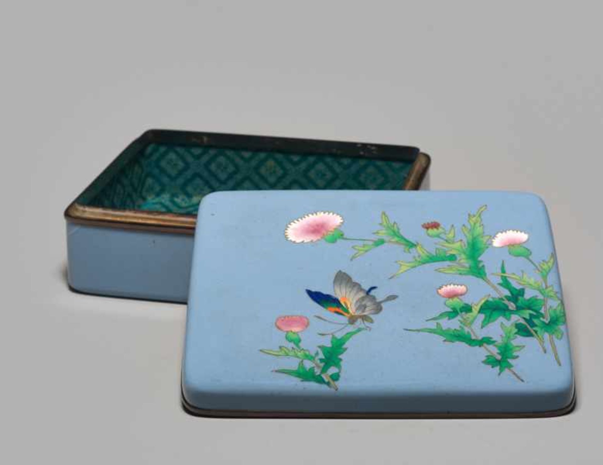 A CLOISONNÉ BOX AND COVER WITH BLOSSOMS AND BUTTERFLY BY THE ANDO JUBEI COMPANY Colored enamel - Image 4 of 9