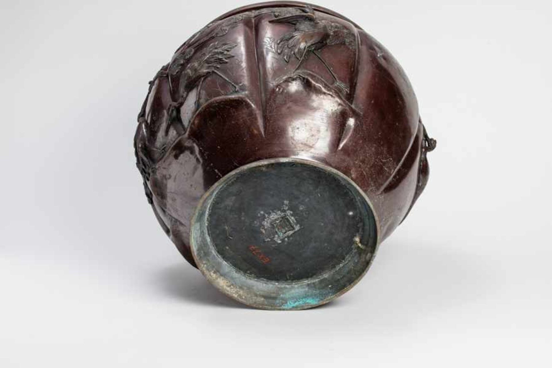 A LARGE BRONZE CACHEPOT WITH CRANES Bronze. Japan, Meiji periodOf globular form, in a reddishbrown - Image 5 of 5