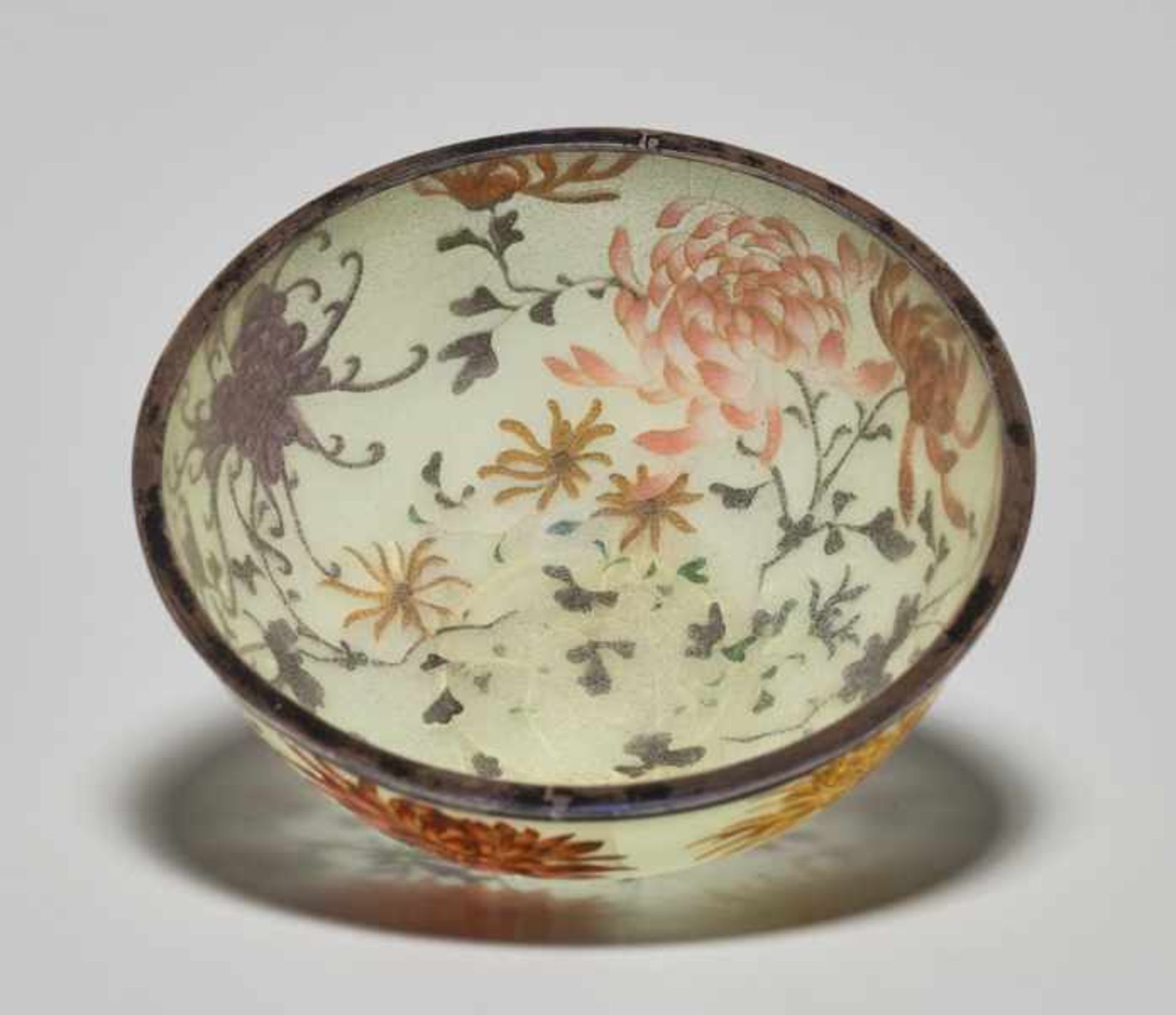 A PLIQUE-À-JOUR BOWL WITH CHRYSANTHEMUMS Colored plique-à-jour, enamel and silver. Japan, Meiji - Image 5 of 6
