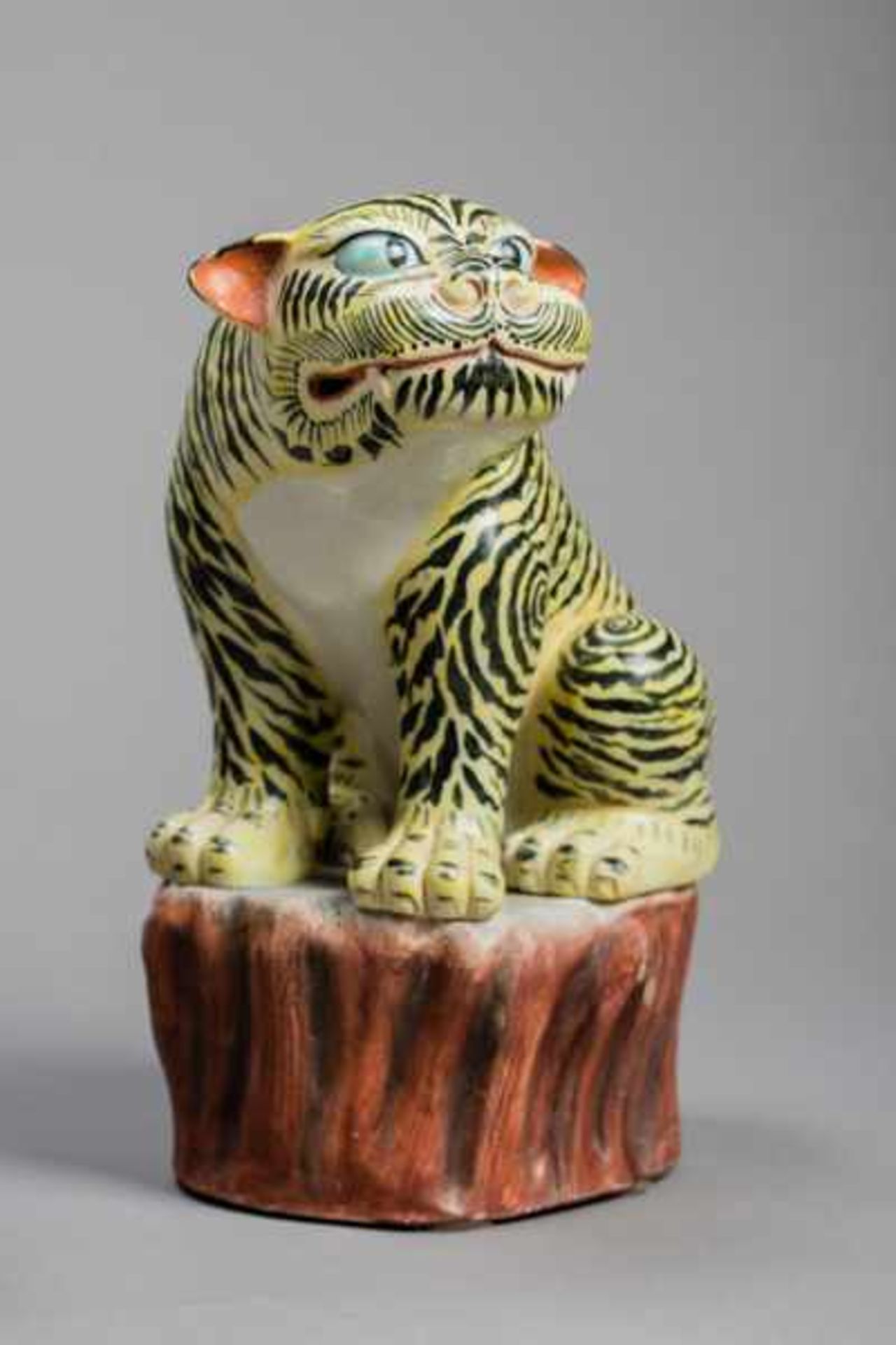 A RARE PAIR OF KAKIEMON MODELS OF TIGERS Ceramic and enamel painting. Japan, 19th centuryEach seated - Image 3 of 7