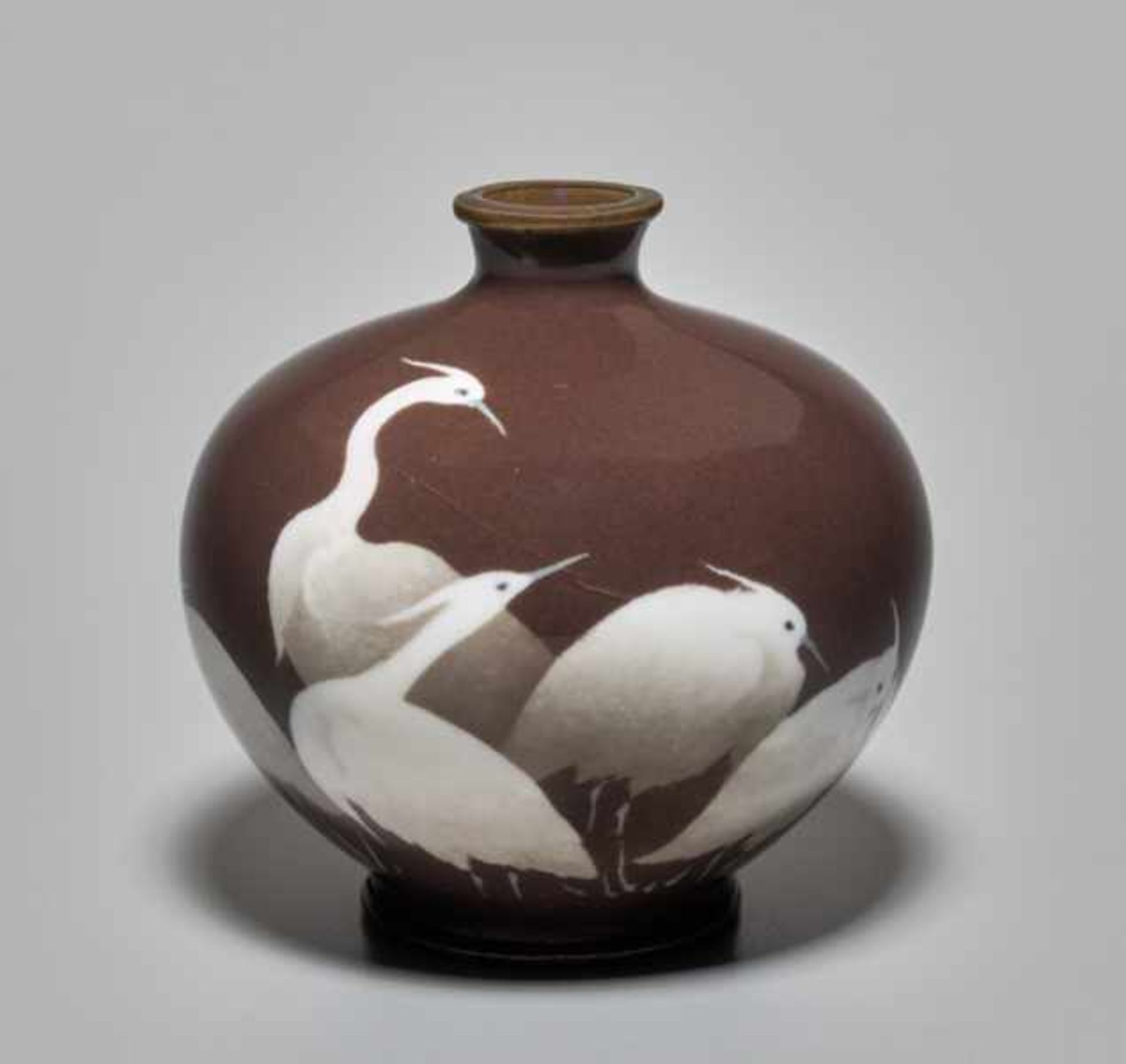 A CLOISONNÉ VASE WITH FIVE HERONS Colored enamel cloisonné on brass. Japan, Meiji period A vase with