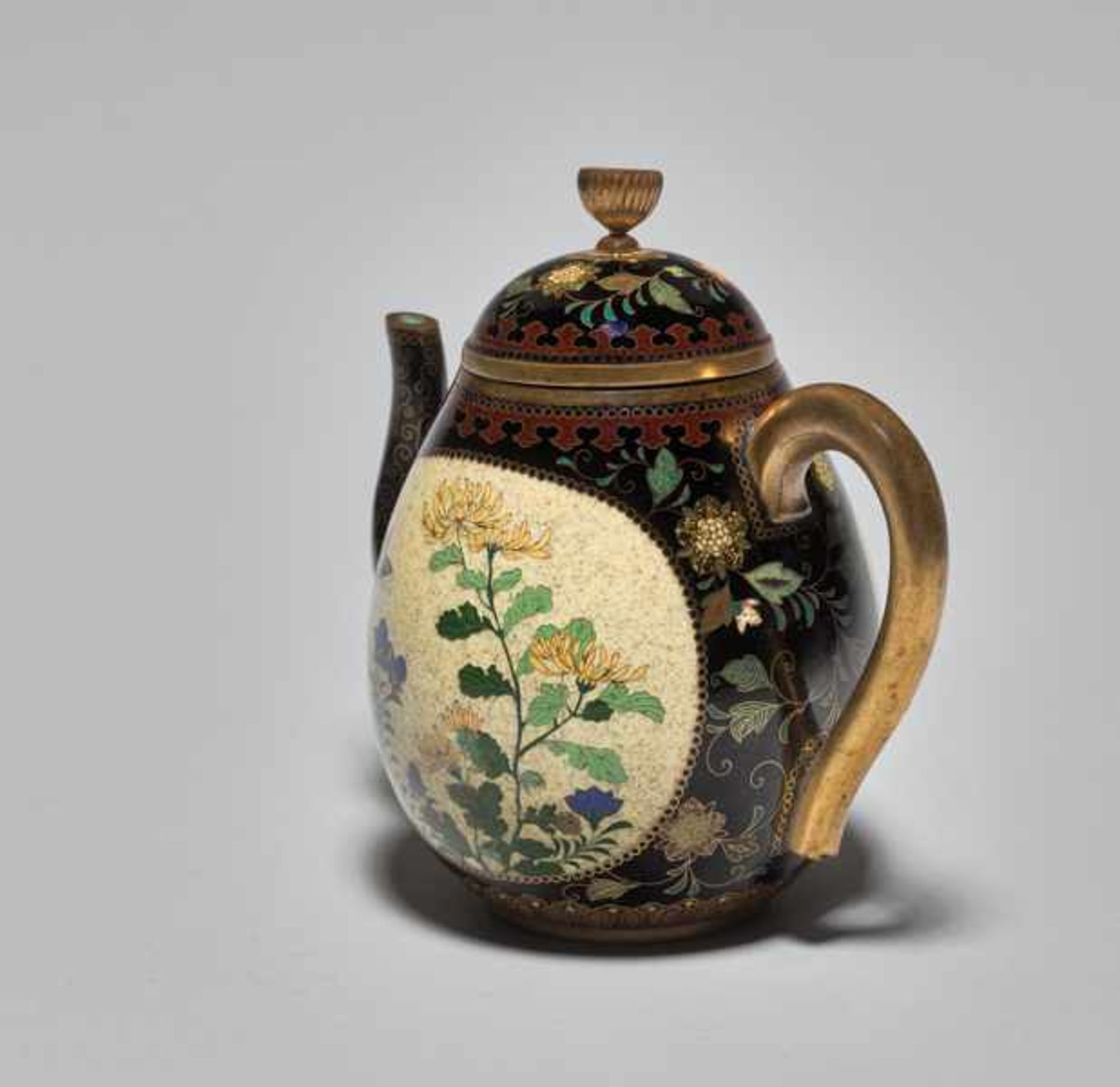 A CLOISONNÉ POT WITH SPOUT AND HANDLE ATTRIBUTED TO NAMIKAWA YASUYUKI (1845-1927) Colored enamel - Image 3 of 6