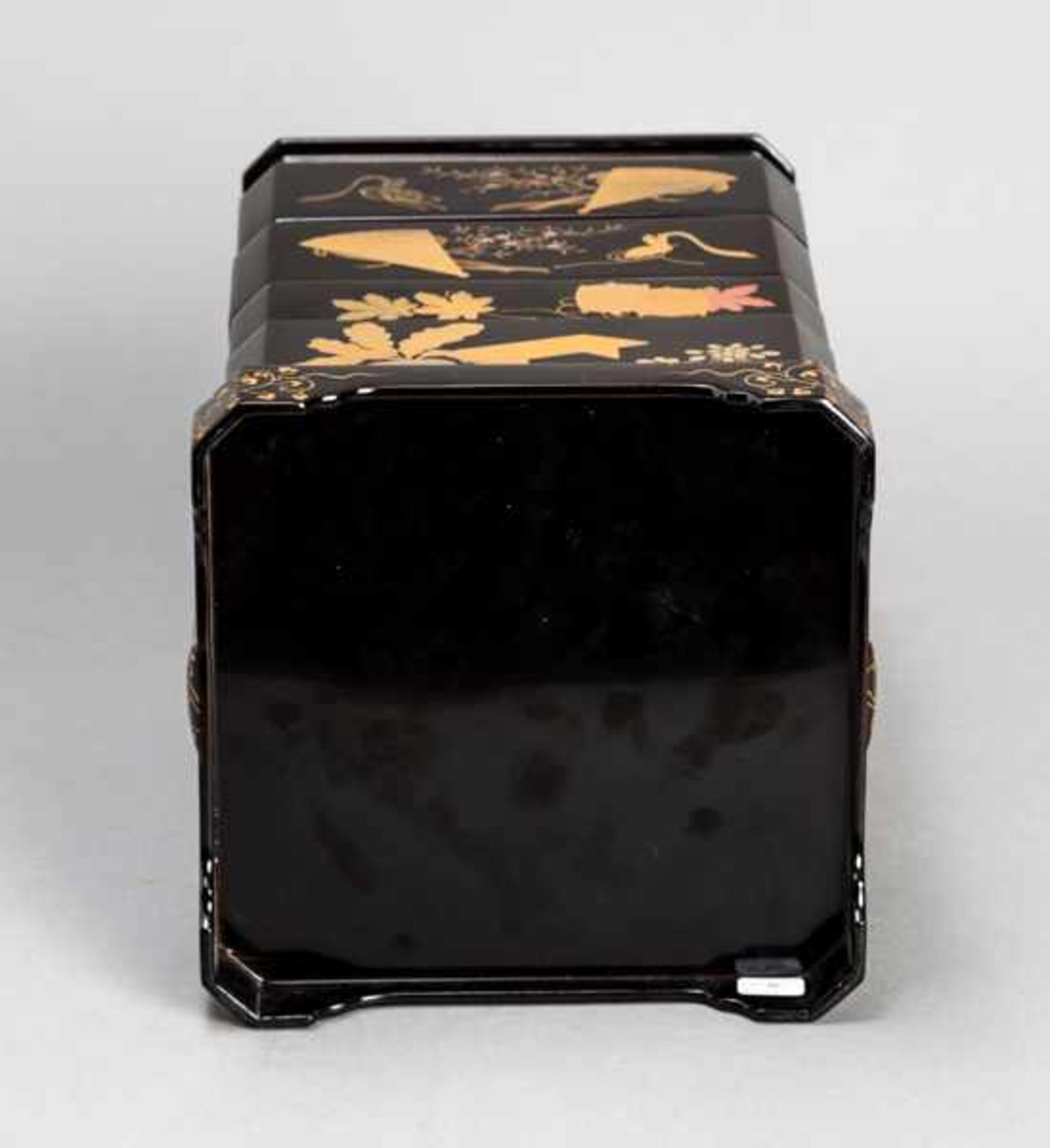 A BLACK LACQUER FOUR-TIER JUBAKO (CAKE BOX) AND COVER WITH A PORTABLE CASE Wood and lacquer. - Bild 5 aus 5