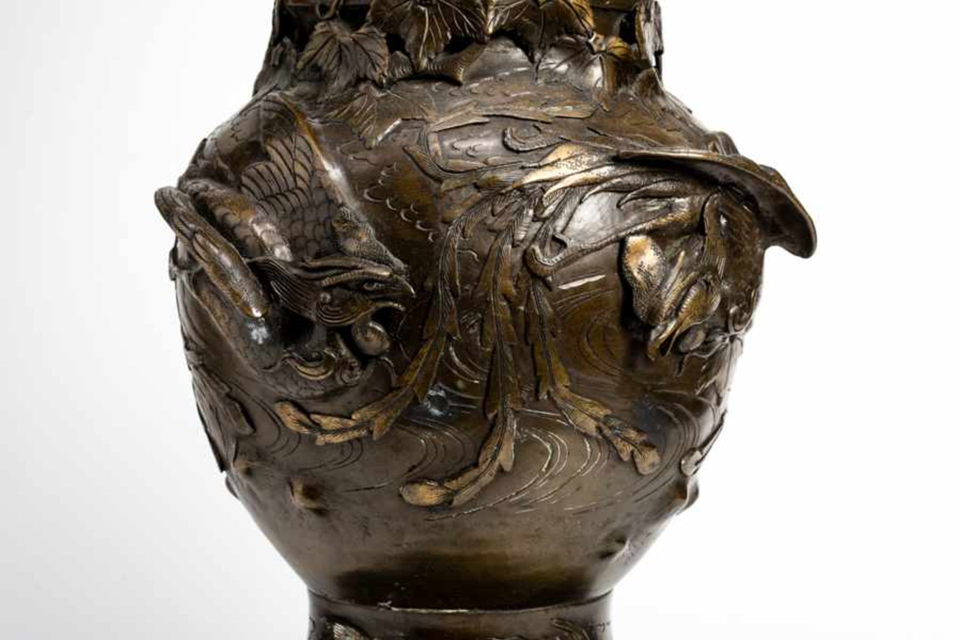 A LARGE BRONZE VASE WITH MYTHICAL ANIMALS Bronze. Japan, late 19th centuryOf beaker-shaped form with - Image 5 of 5