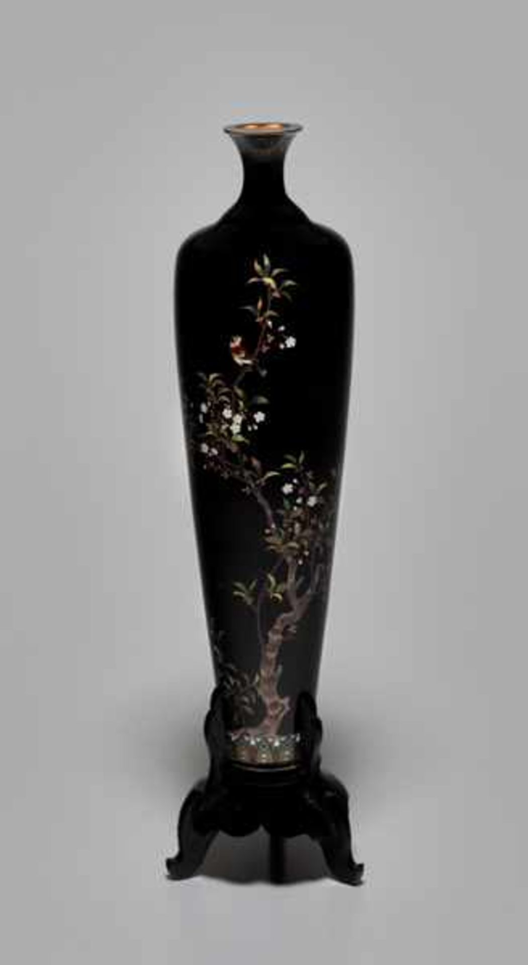 A CLOISONNÉ VASE WITH A BIRD AND CHERRY BLOSSOMS Colored enamel cloisonné on gilt silver. Japan,