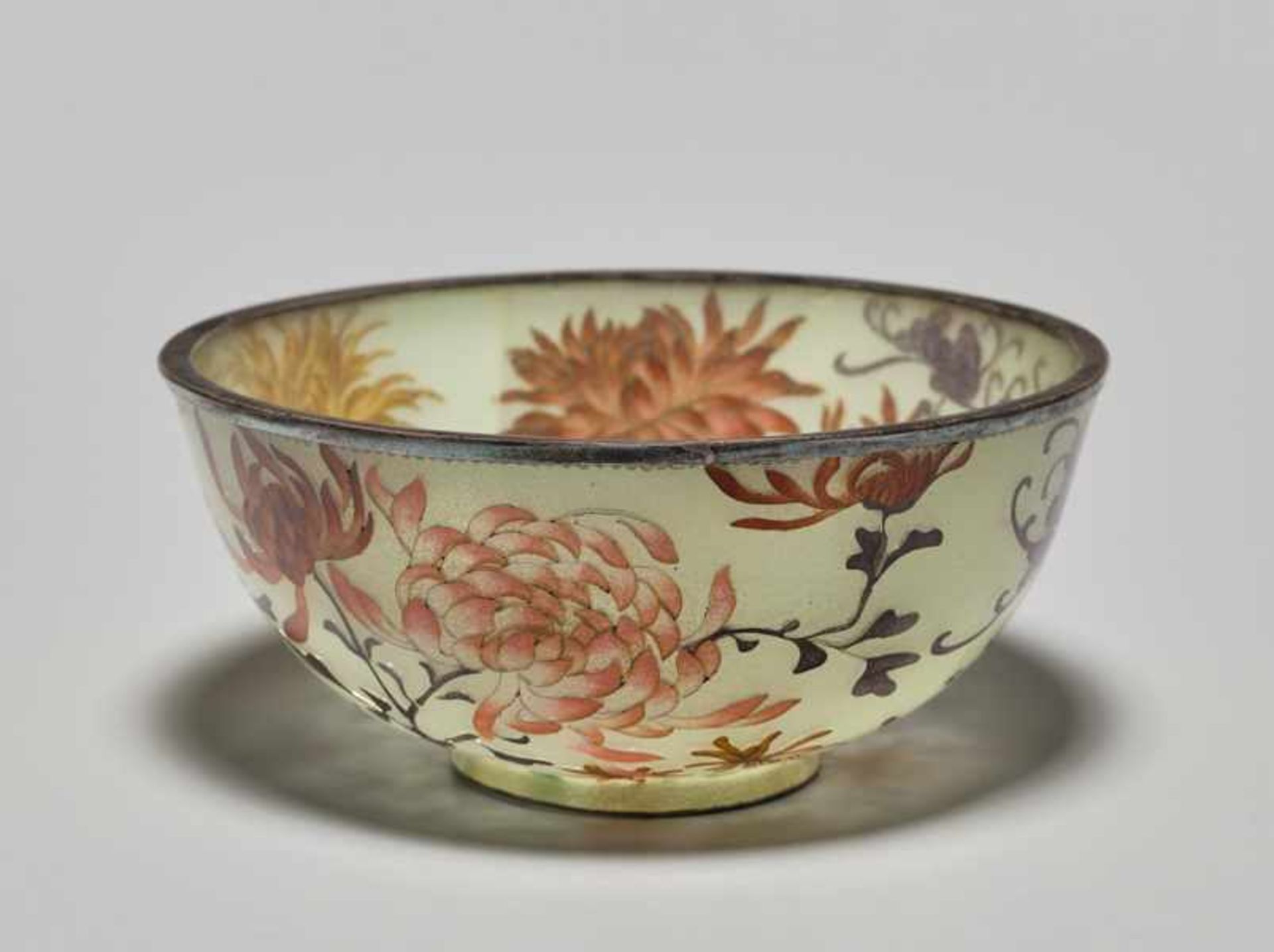 A PLIQUE-À-JOUR BOWL WITH CHRYSANTHEMUMS Colored plique-à-jour, enamel and silver. Japan, Meiji - Image 2 of 6