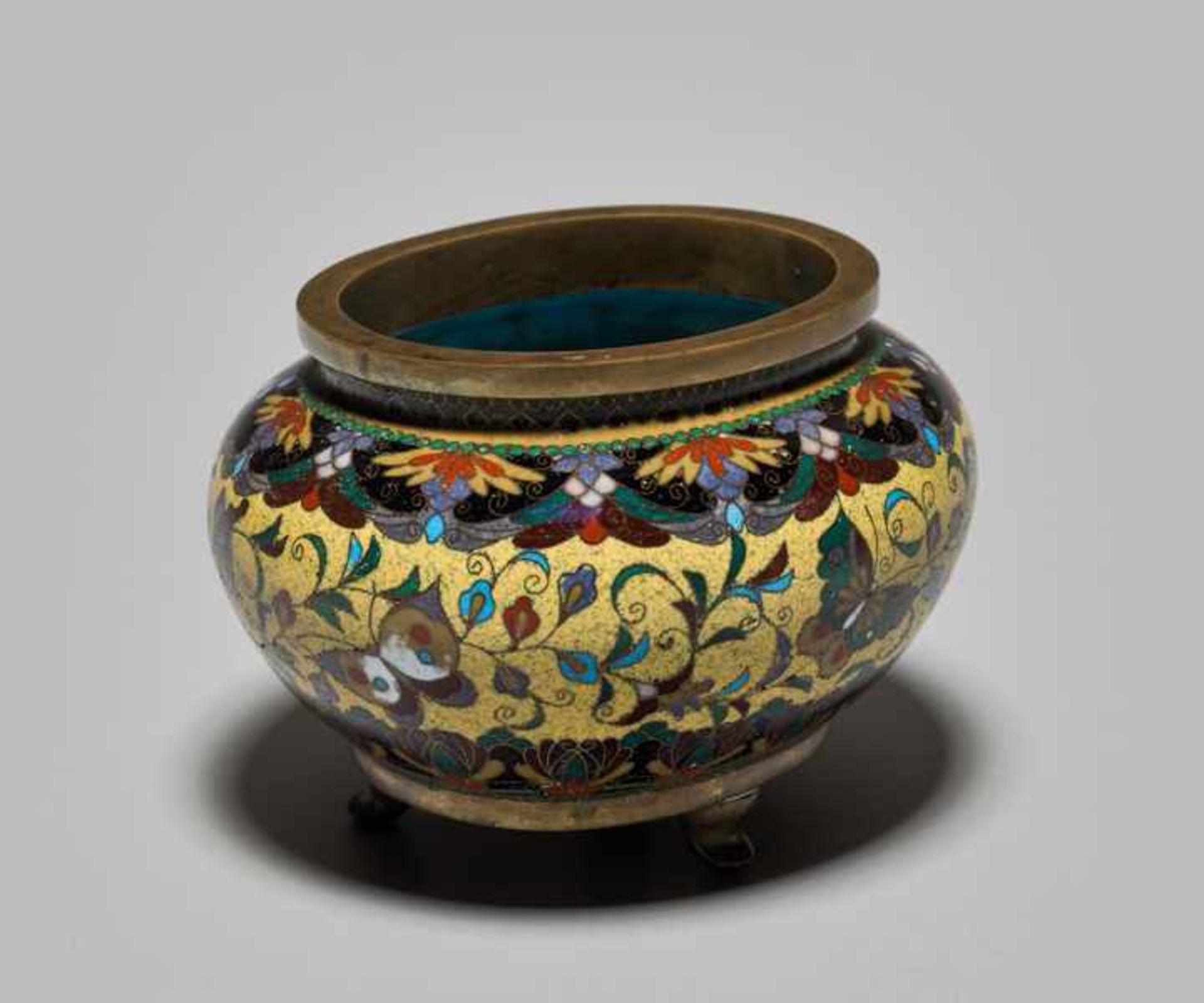 A CLOISONNÉ KORO WITH BLOSSOMS AND BUTTERFLIES IN THE STYLE OF NAMIKAWA YASUYUKI Colored enamel - Image 3 of 8