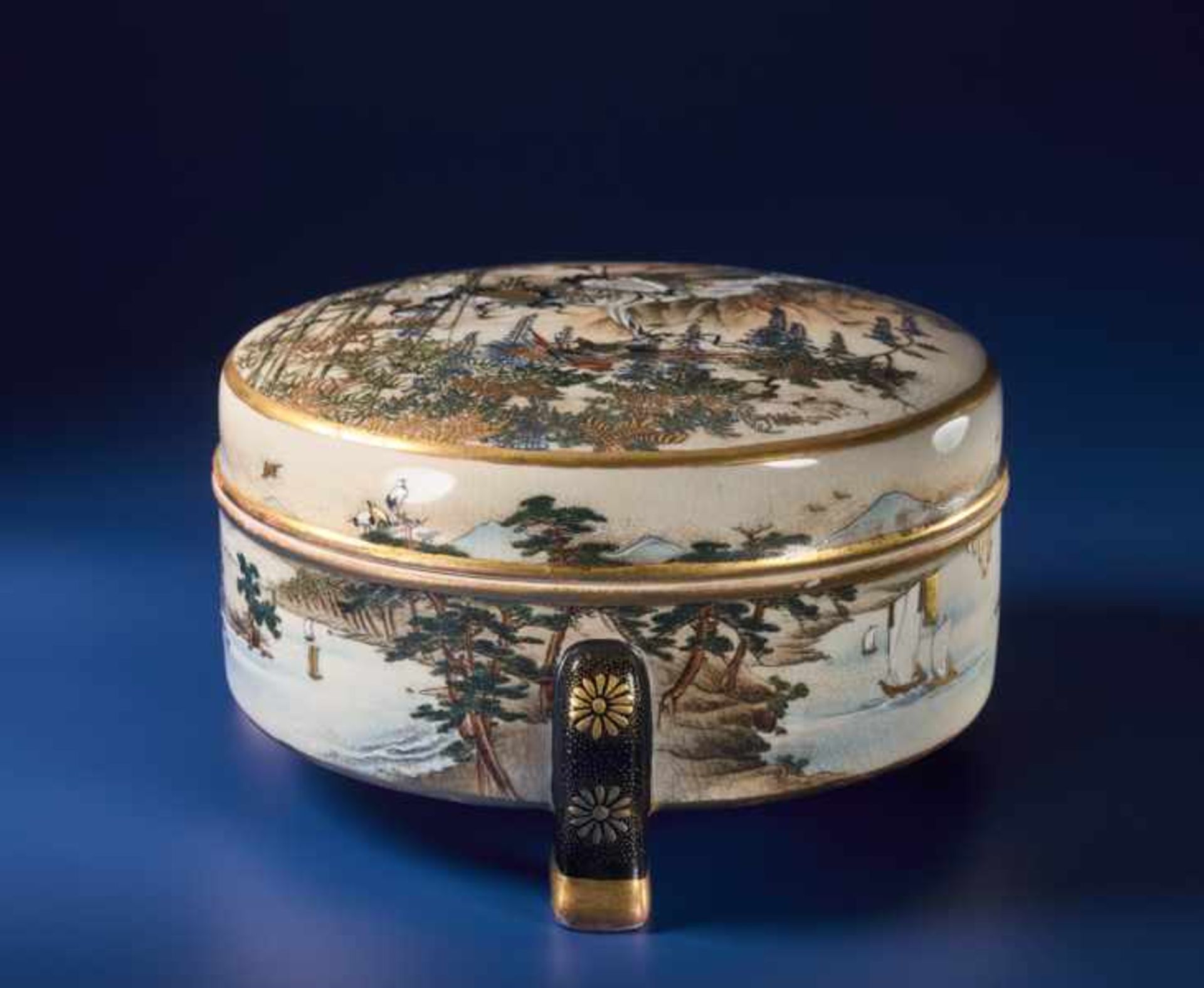 FUKUBE: LIDDED SATSUMA BOWL WITH CRANES Glazed ceramic with paint and gold. Japan, Meiji - Image 5 of 9