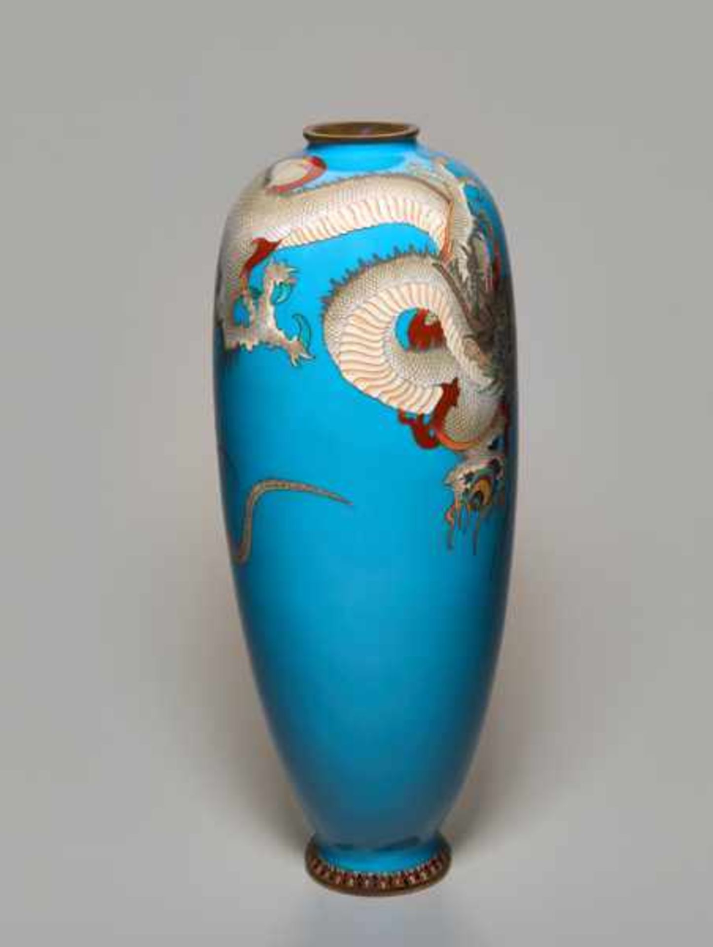 A CLOISONNÉ VASE WITH THREE DRAGONS Colored enamel cloisonné. Japan, Meiji periodThis vase shows - Image 4 of 6