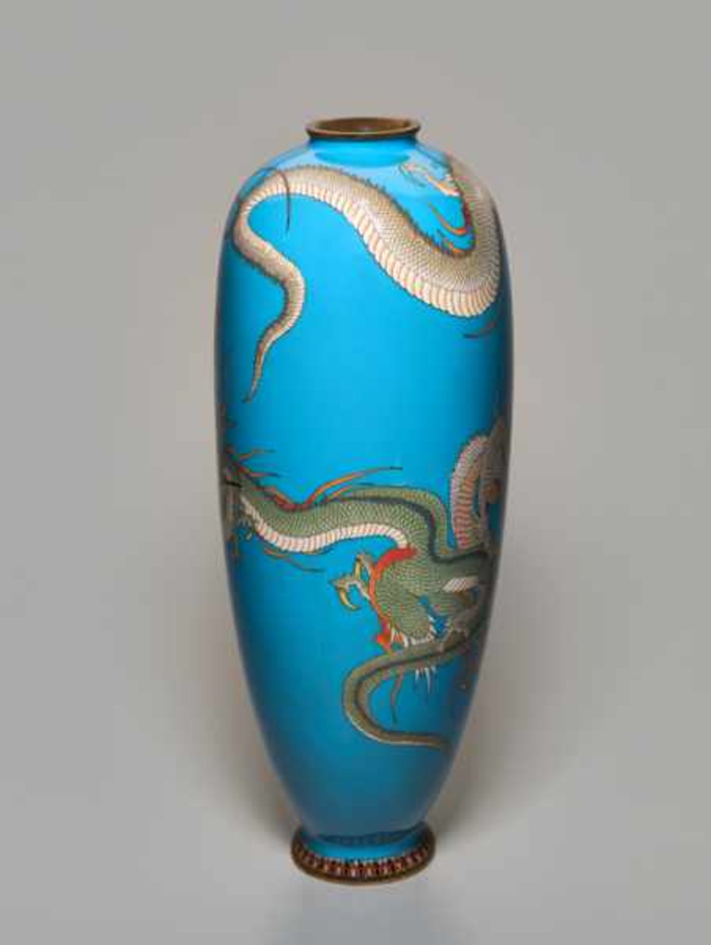 A CLOISONNÉ VASE WITH THREE DRAGONS Colored enamel cloisonné. Japan, Meiji periodThis vase shows - Image 2 of 6