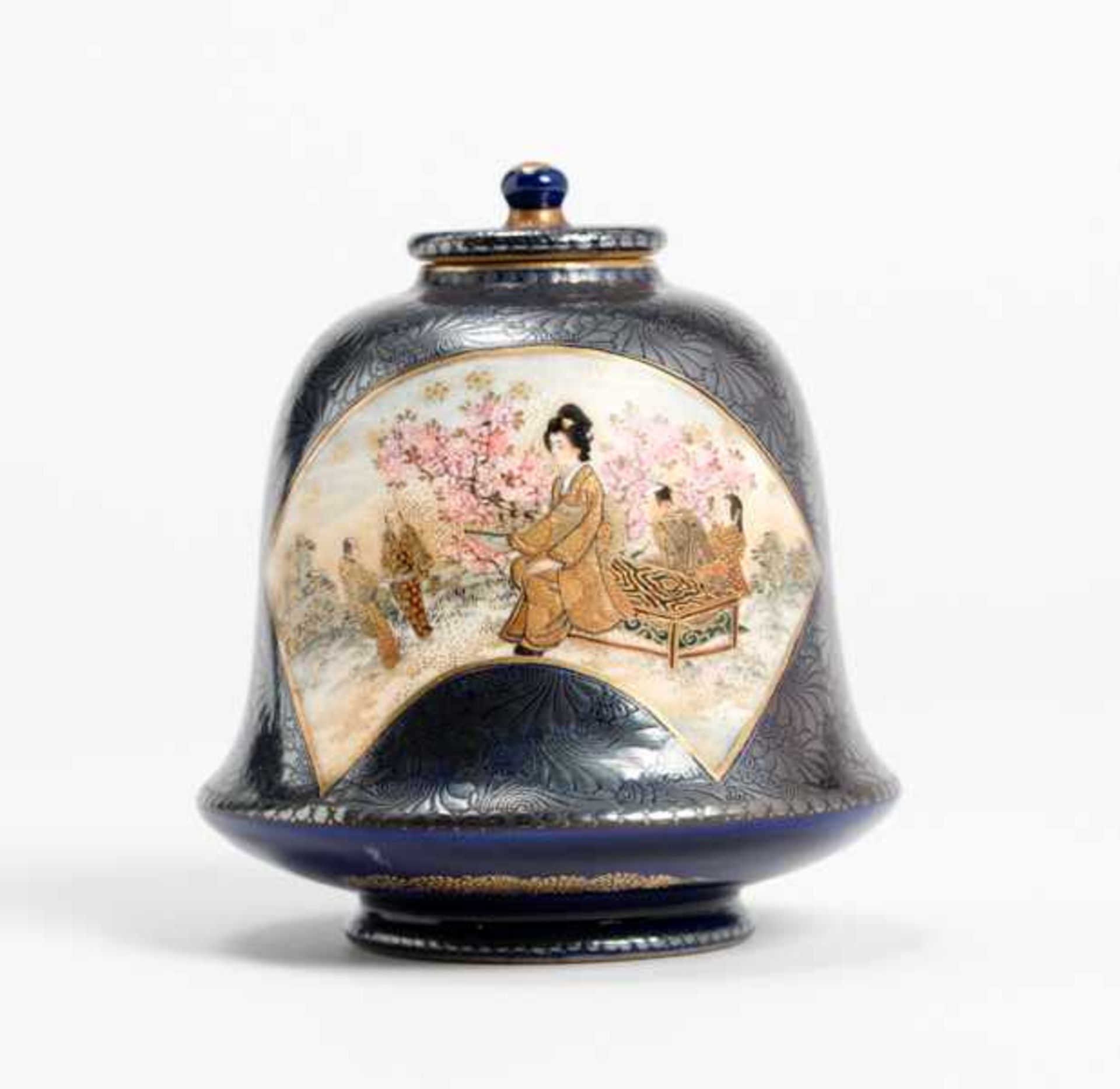 KINKOZAN: BELL-SHAPED LIDDED SATSUMA VESSEL Glazed ceramic with paint and gold. Japan, Meiji - Image 2 of 6