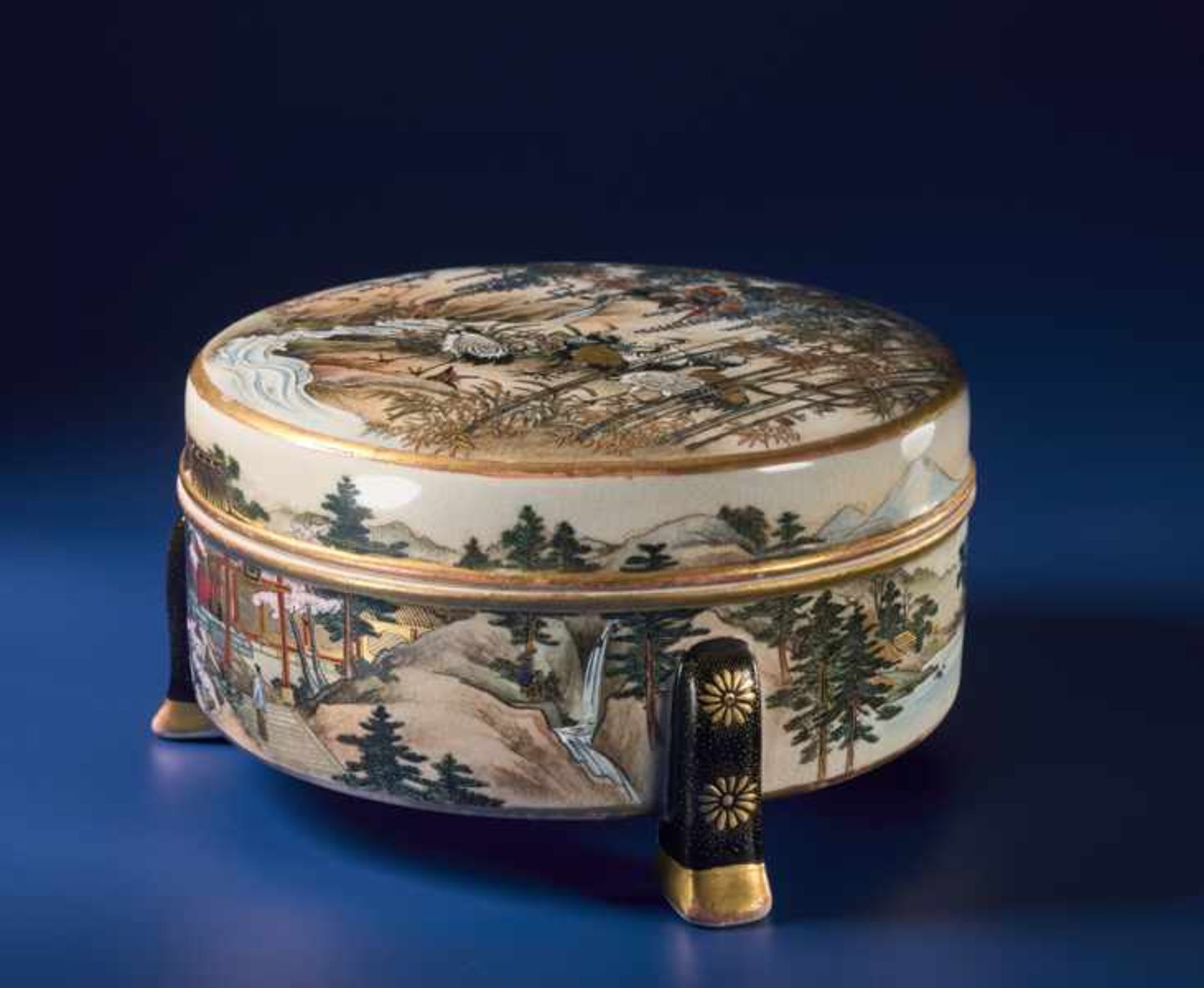 FUKUBE: LIDDED SATSUMA BOWL WITH CRANES Glazed ceramic with paint and gold. Japan, Meiji - Image 3 of 9