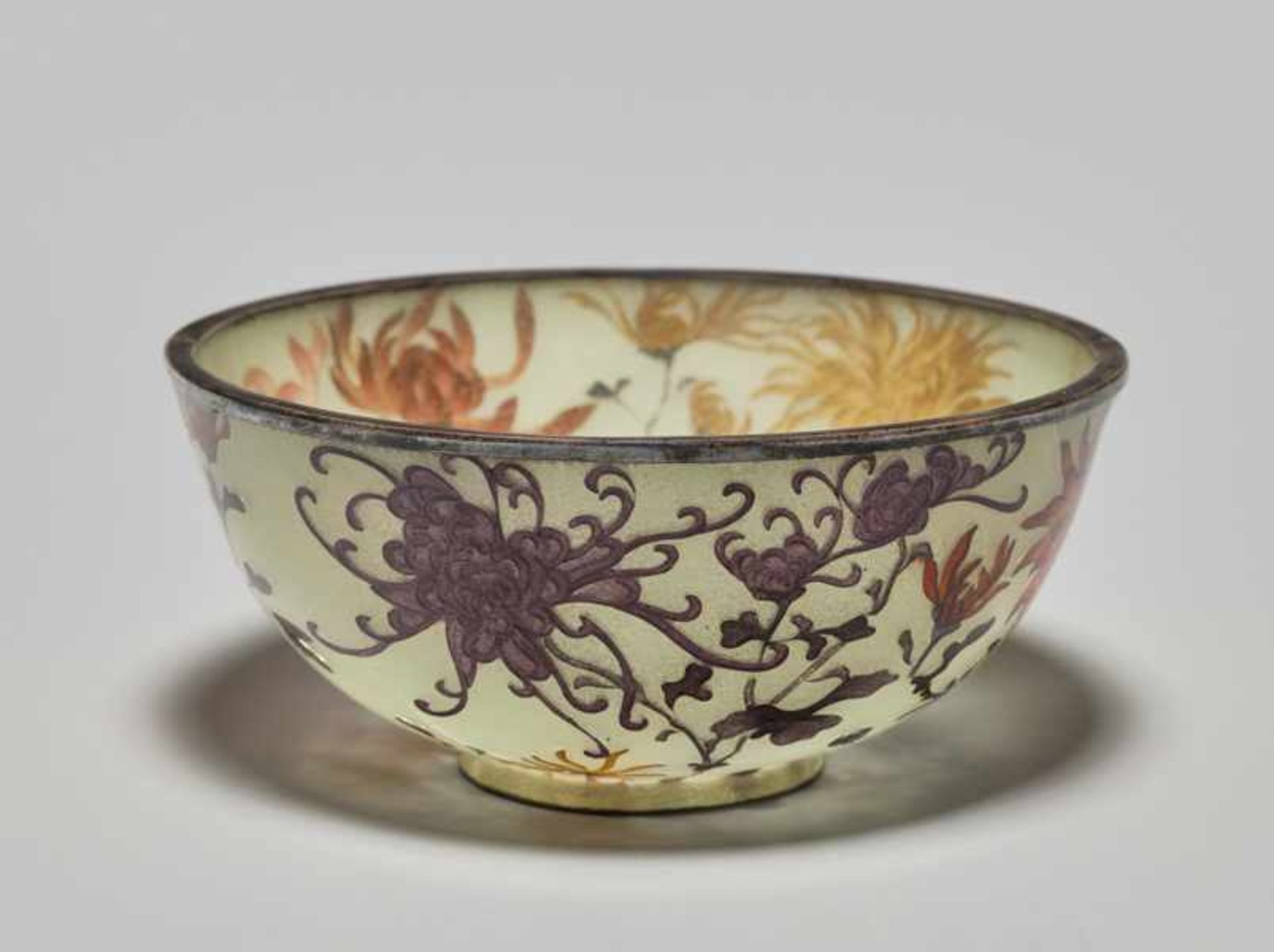 A PLIQUE-À-JOUR BOWL WITH CHRYSANTHEMUMS Colored plique-à-jour, enamel and silver. Japan, Meiji - Image 3 of 6