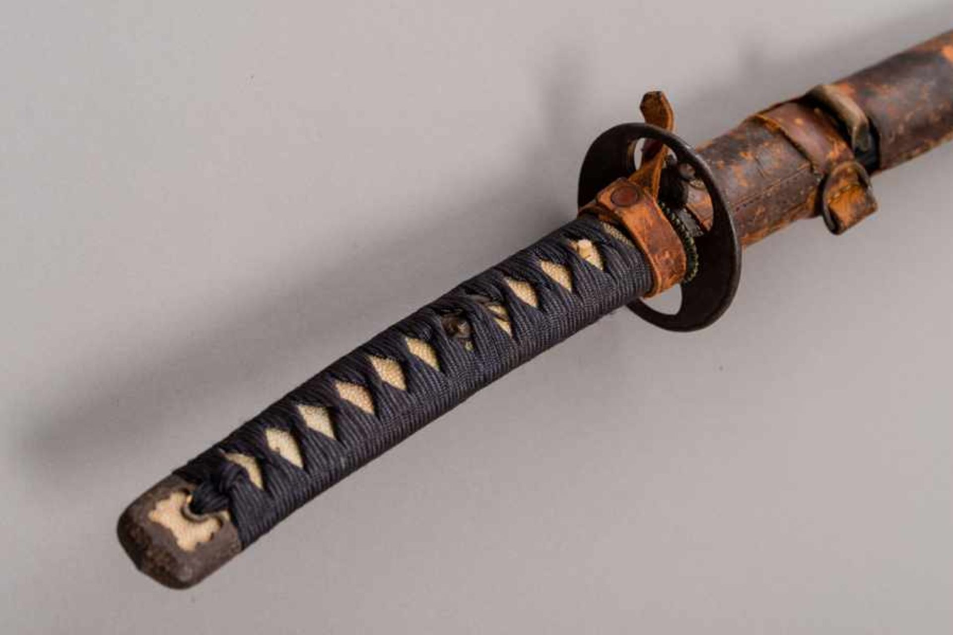 MOUNTED KATANA Japan, Edo, ca. 18th centuryBlade: Iorimune with shinogizukuri, masame-hada, gunome- - Image 6 of 6