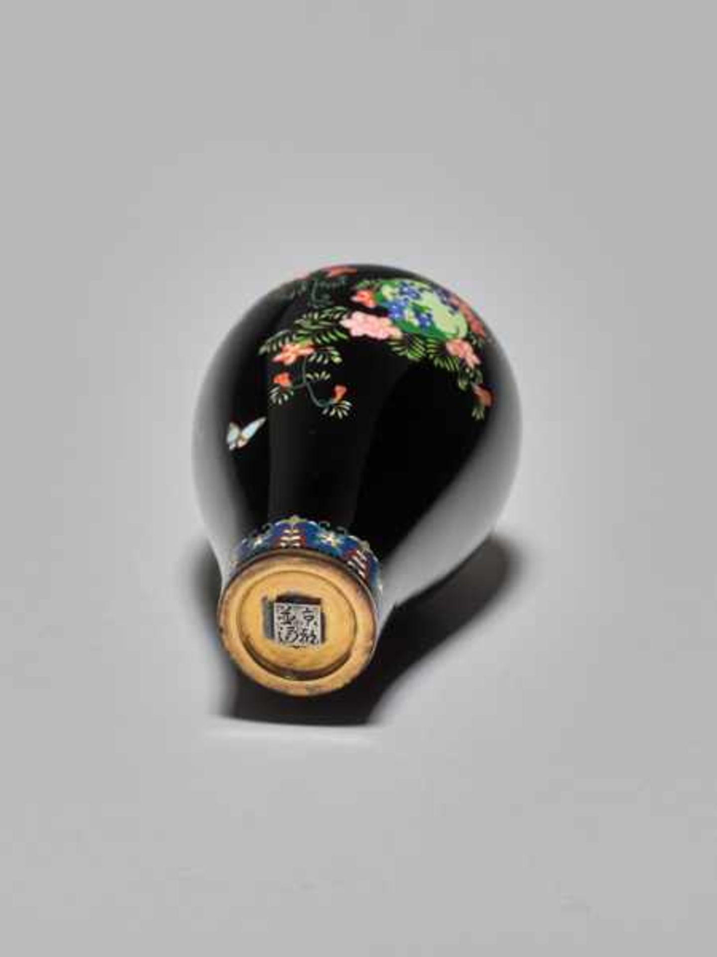 A SMALL CLOISONNÉ VASE BY NAMIKAWA YASUYUKI (1845-1927) Colored enamel cloisonné on silver. Japan, - Image 6 of 6