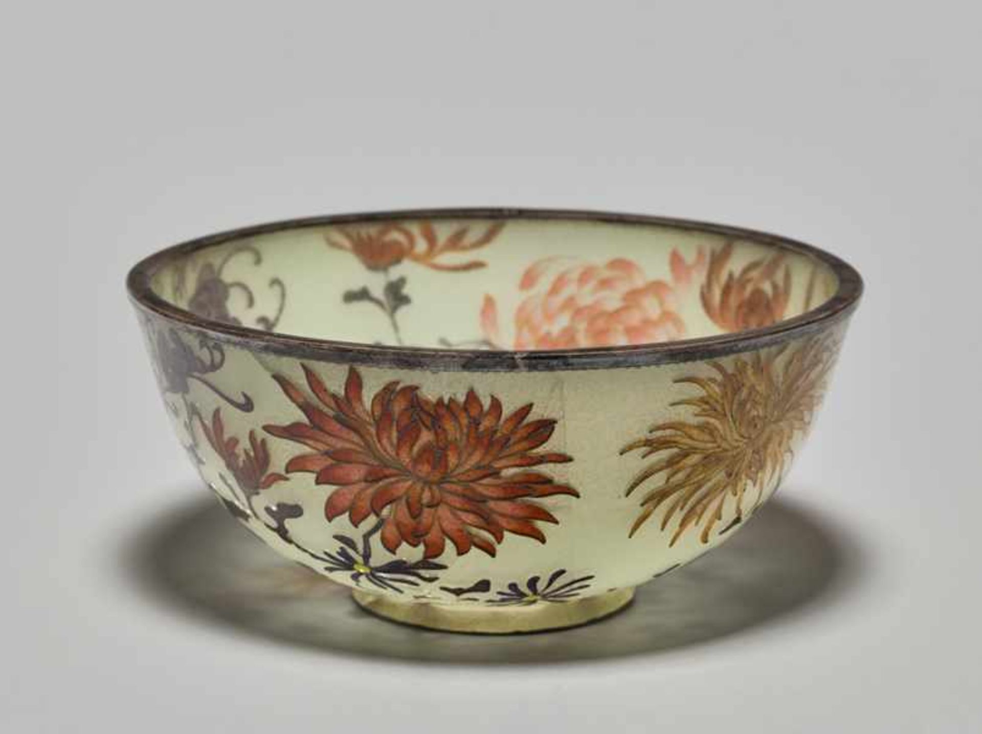 A PLIQUE-À-JOUR BOWL WITH CHRYSANTHEMUMS Colored plique-à-jour, enamel and silver. Japan, Meiji - Image 4 of 6