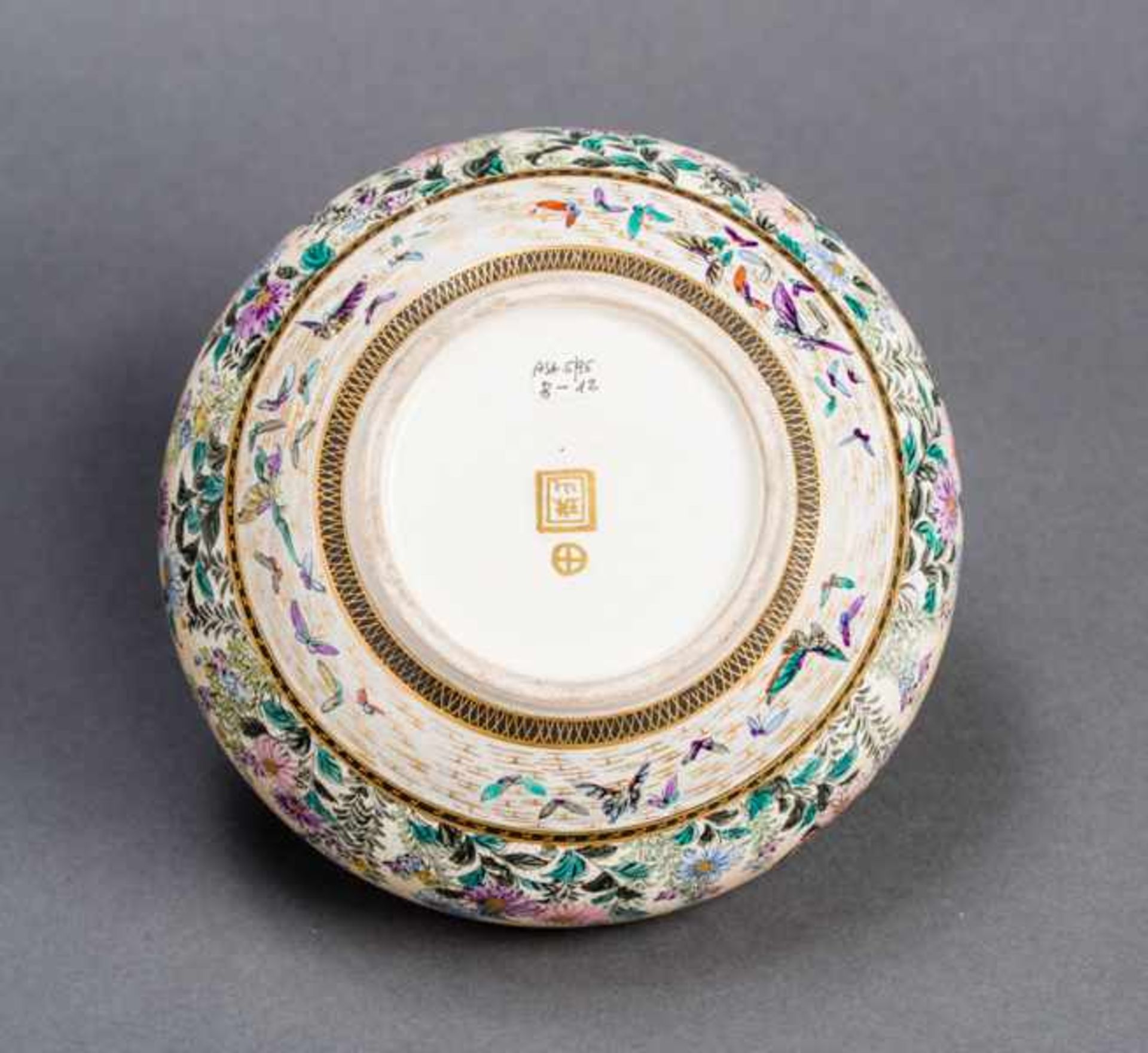 SHUZAN: A DEEP SATSUMA BOWL Glazed ceramic with paint and gold. Japan, Meiji periodThe edge is - Bild 3 aus 4