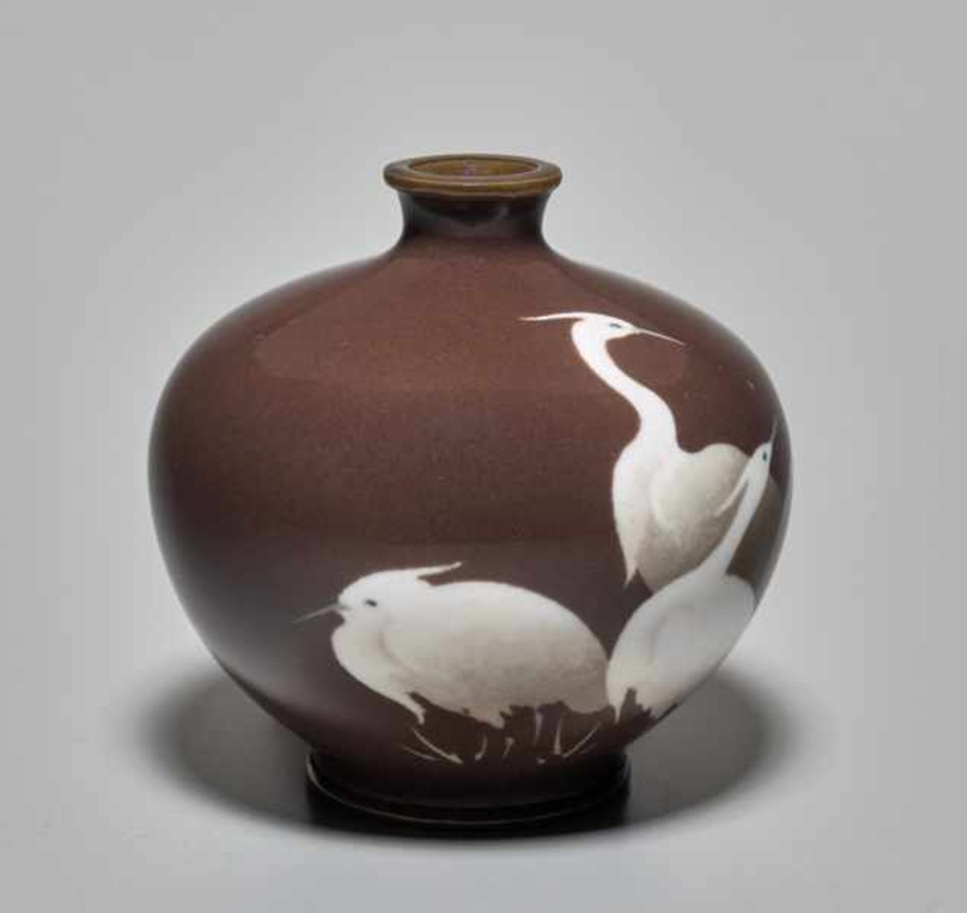 A CLOISONNÉ VASE WITH FIVE HERONS Colored enamel cloisonné on brass. Japan, Meiji period A vase with - Image 4 of 6