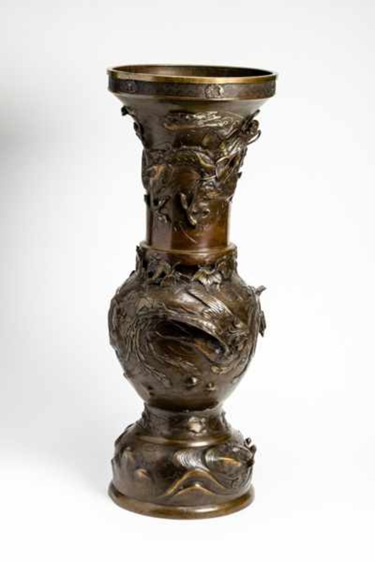 A LARGE BRONZE VASE WITH MYTHICAL ANIMALS Bronze. Japan, late 19th centuryOf beaker-shaped form with - Image 2 of 5