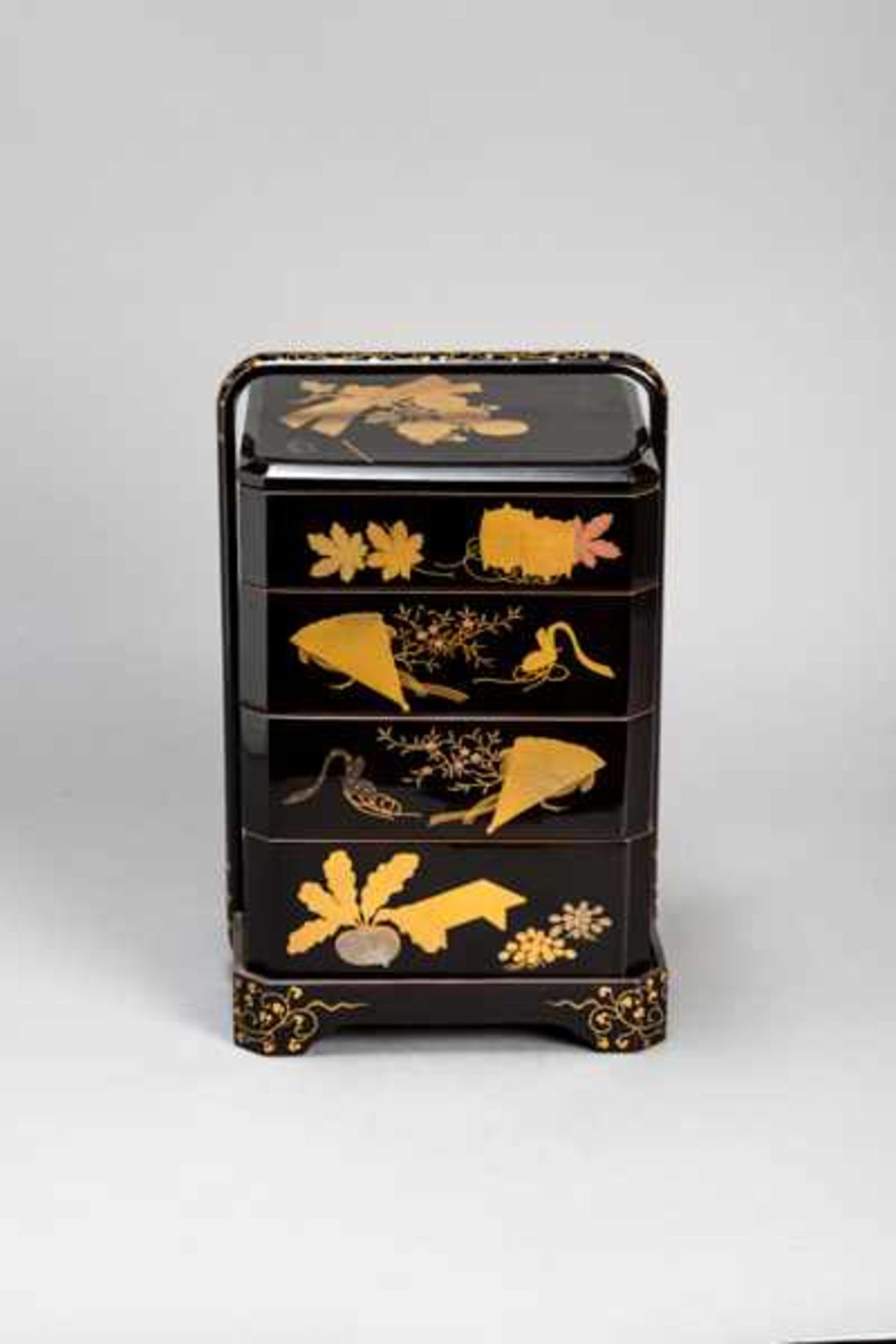 A BLACK LACQUER FOUR-TIER JUBAKO (CAKE BOX) AND COVER WITH A PORTABLE CASE Wood and lacquer. - Image 3 of 5