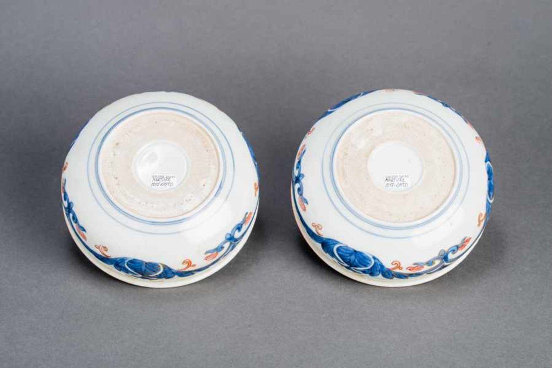 A PAIR OF MING-STYLE DRAGON BOWLS Porcelain. Japan, around 1900Both decorated in a soft underglaze - Image 4 of 4