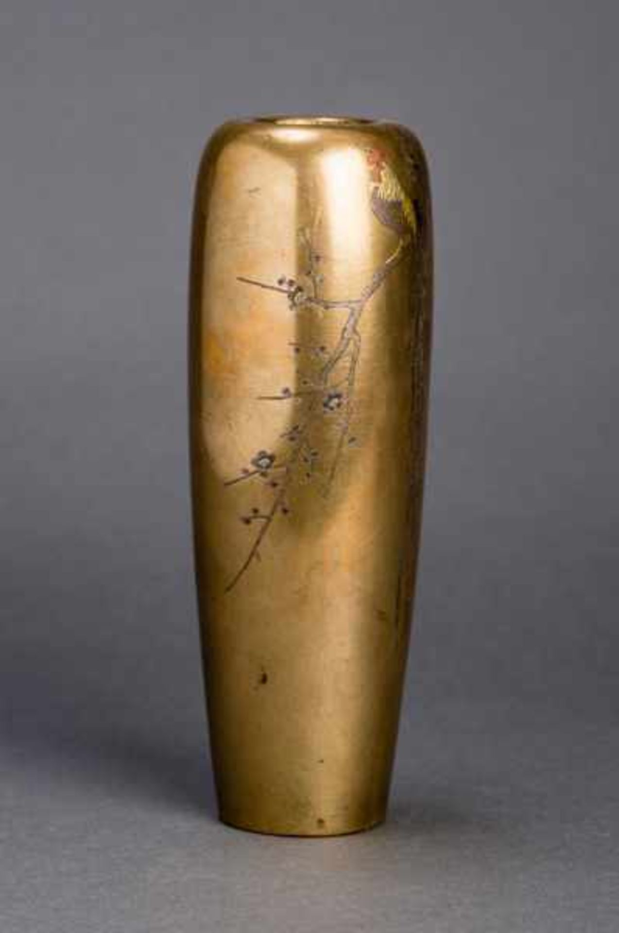KURODA: BRONZE VASE WITH ROOSTER Gold-yellow bronze. Japan, 19th century to Meiji periodTall, - Image 2 of 5