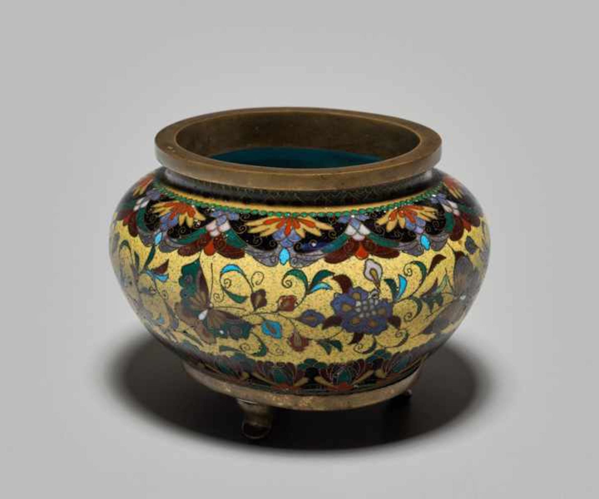 A CLOISONNÉ KORO WITH BLOSSOMS AND BUTTERFLIES IN THE STYLE OF NAMIKAWA YASUYUKI Colored enamel - Image 4 of 8