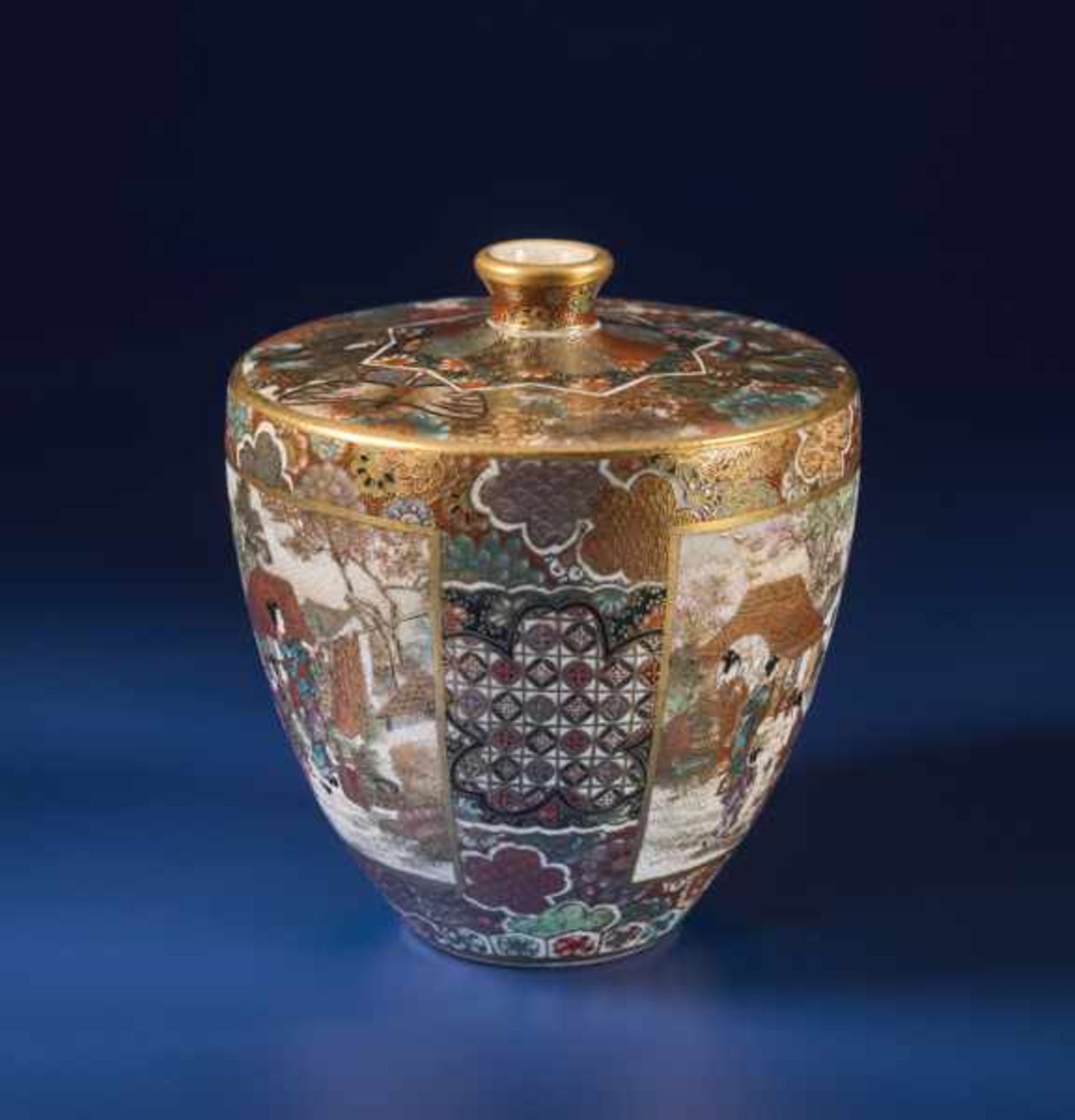 HOZAN: A SMALL SHOULDERED SATSUMA VASE Glazed ceramic with paint and gold. Japan, Meiji - Image 4 of 7