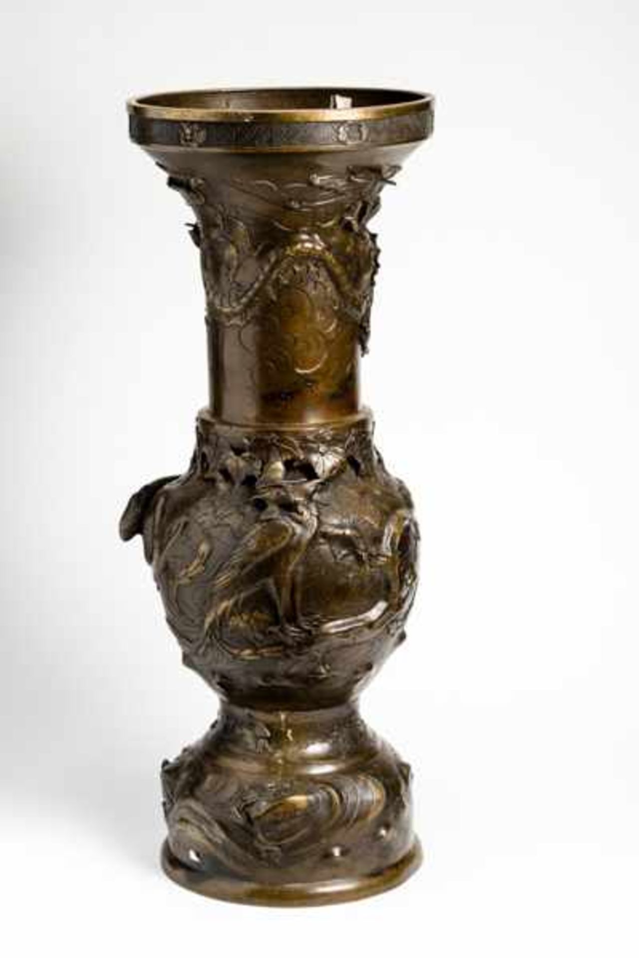 A LARGE BRONZE VASE WITH MYTHICAL ANIMALS Bronze. Japan, late 19th centuryOf beaker-shaped form with - Image 4 of 5