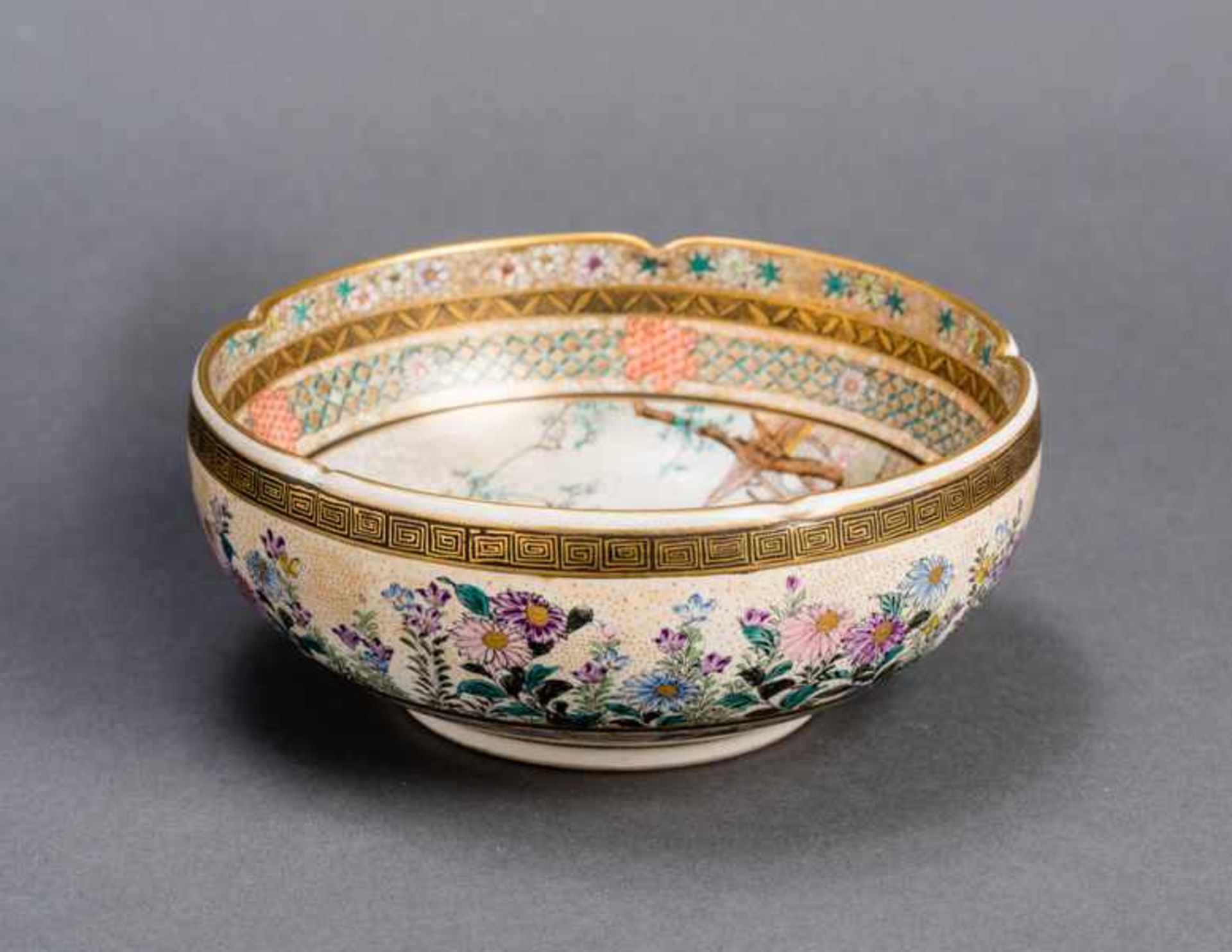 SHUZAN: A DEEP SATSUMA BOWL Glazed ceramic with paint and gold. Japan, Meiji periodThe edge is - Bild 2 aus 4