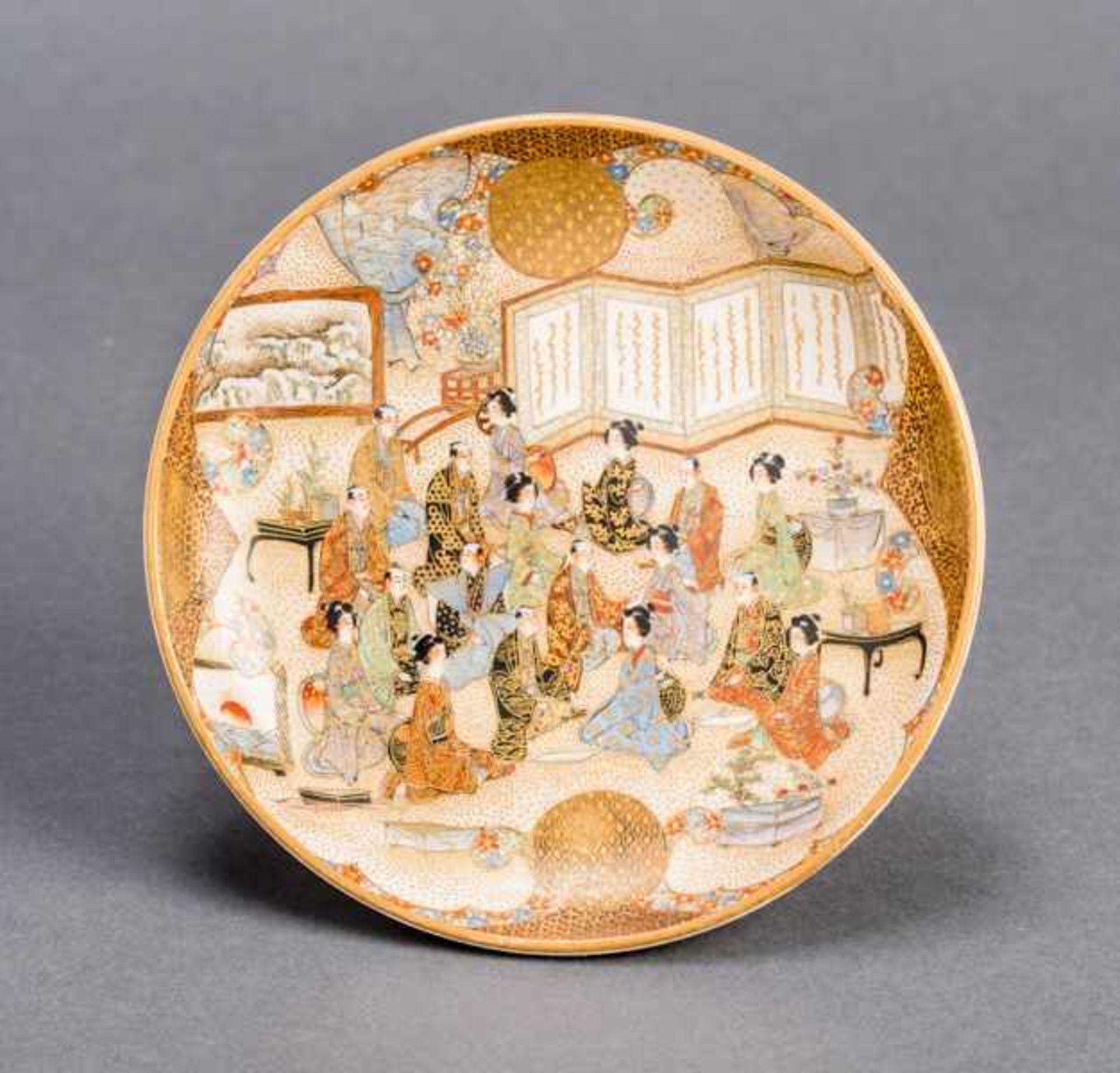 KOZAN: SATSUMA PLATE WITH FIGURAL SCENE Glazed ceramic with paint and gold. Japan, Meiji