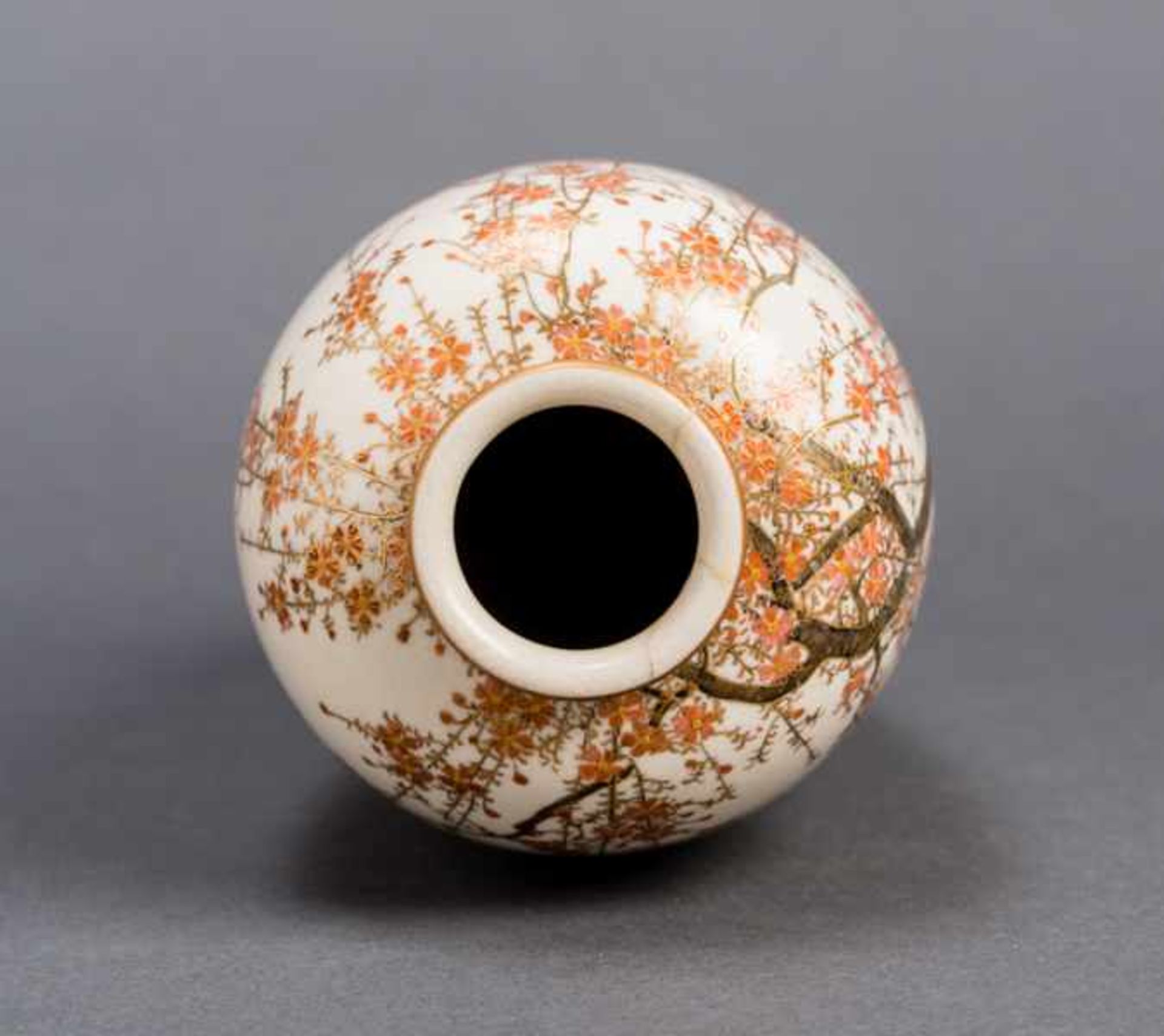 SENRITSU (?): SATSUMA VASE WITH BLOSSOMING FIELD Glazed ceramic with paint and gold. Japan, Meiji - Image 3 of 5